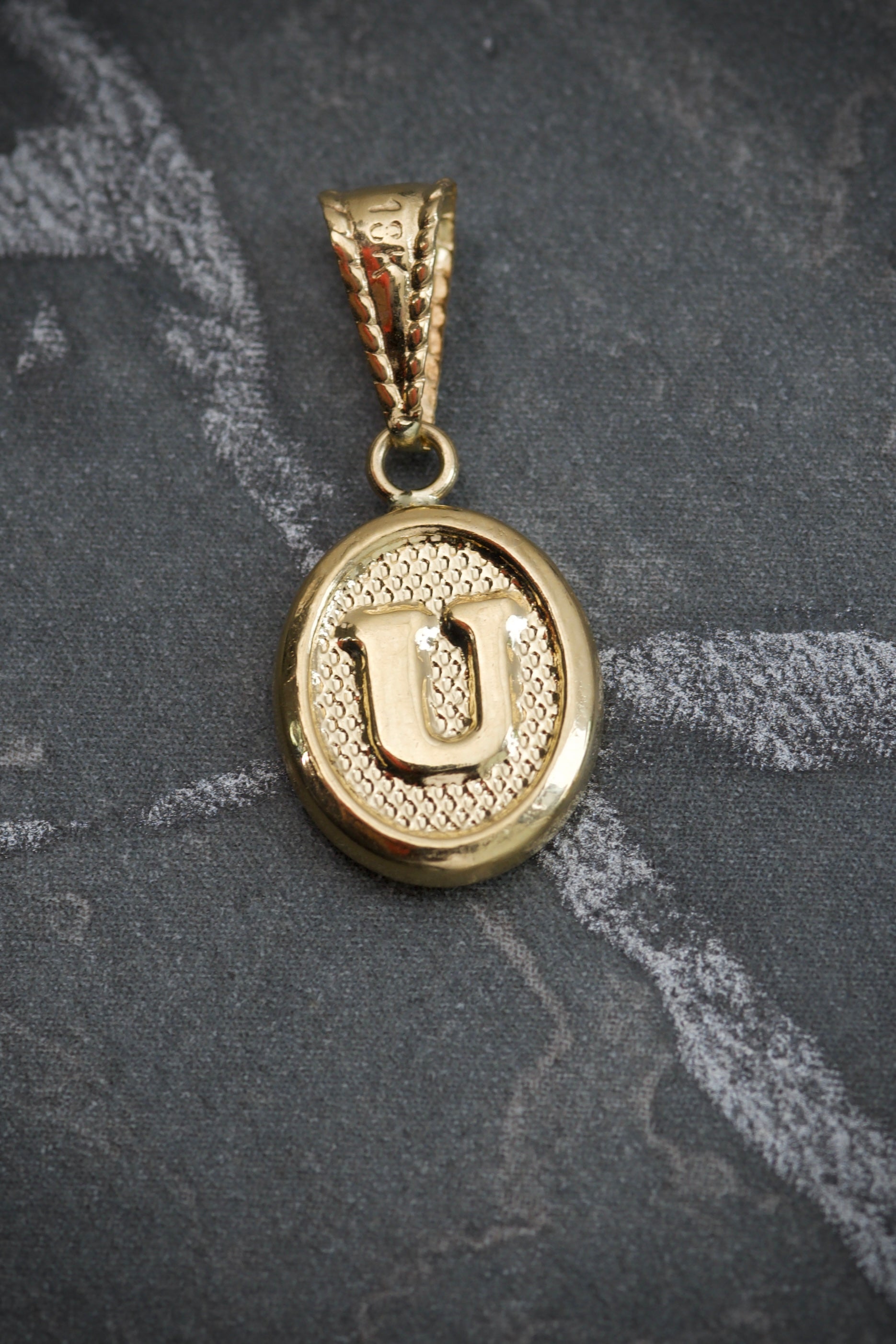 Dije De Letra U 0.5gr / Largo 2.0cm / Oro Amarillo Nac B