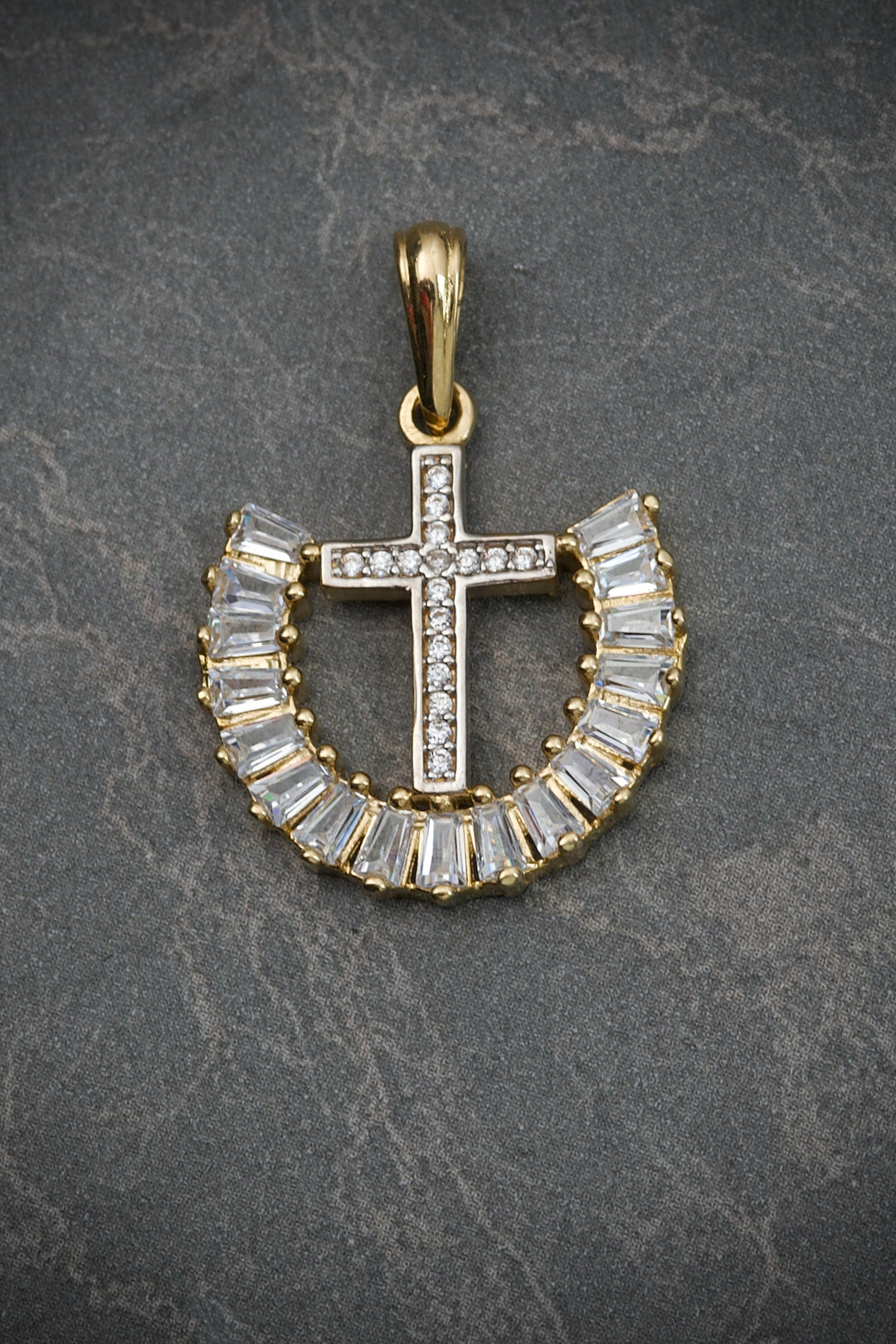 Dije de cruz con swarovski blanco 3.45gr / 2.7cm — Oro Amarillo