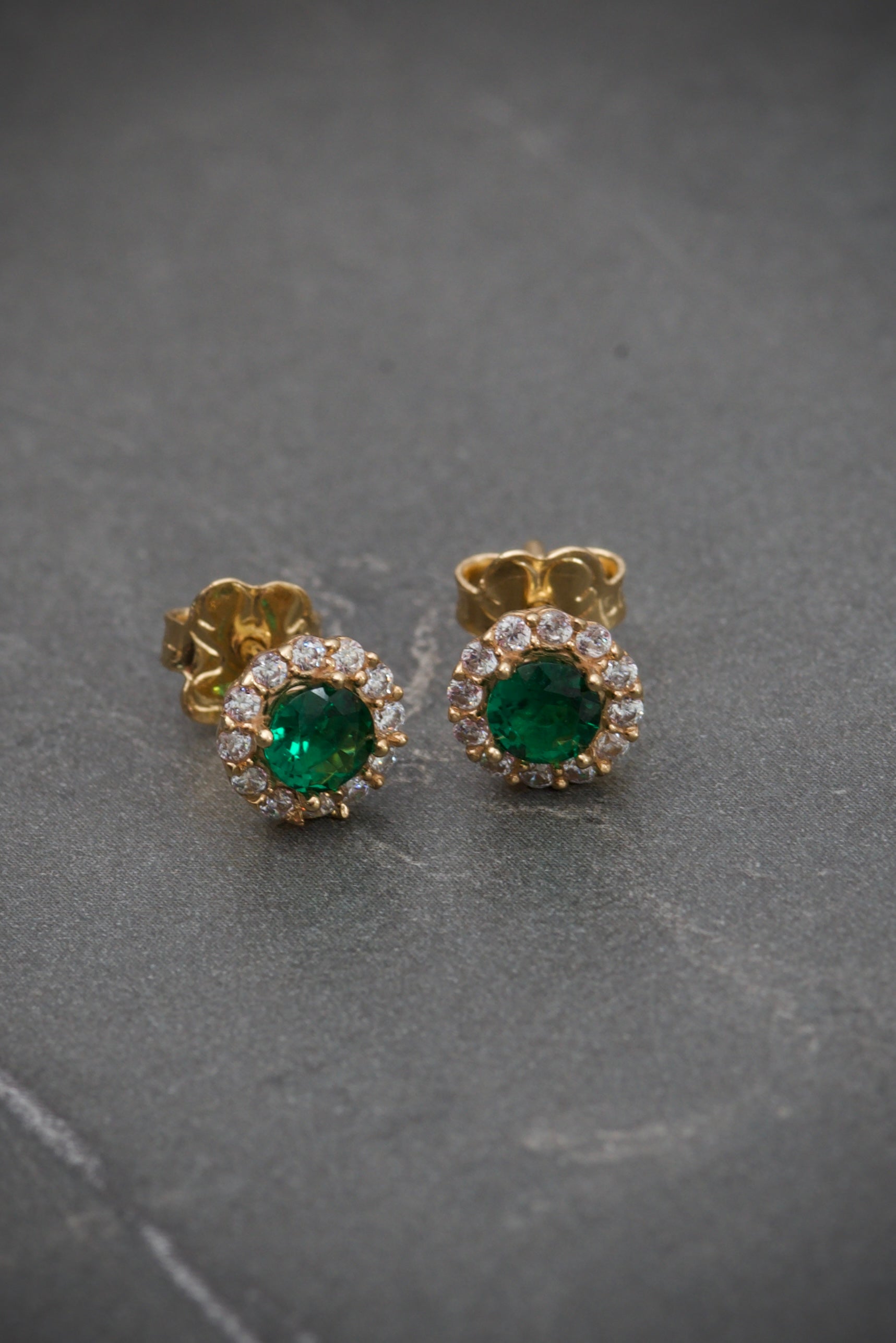 Topos con swarovski verde y blanco 2.1gr / Largo 0.7cm / Oro Amarillo Nac M