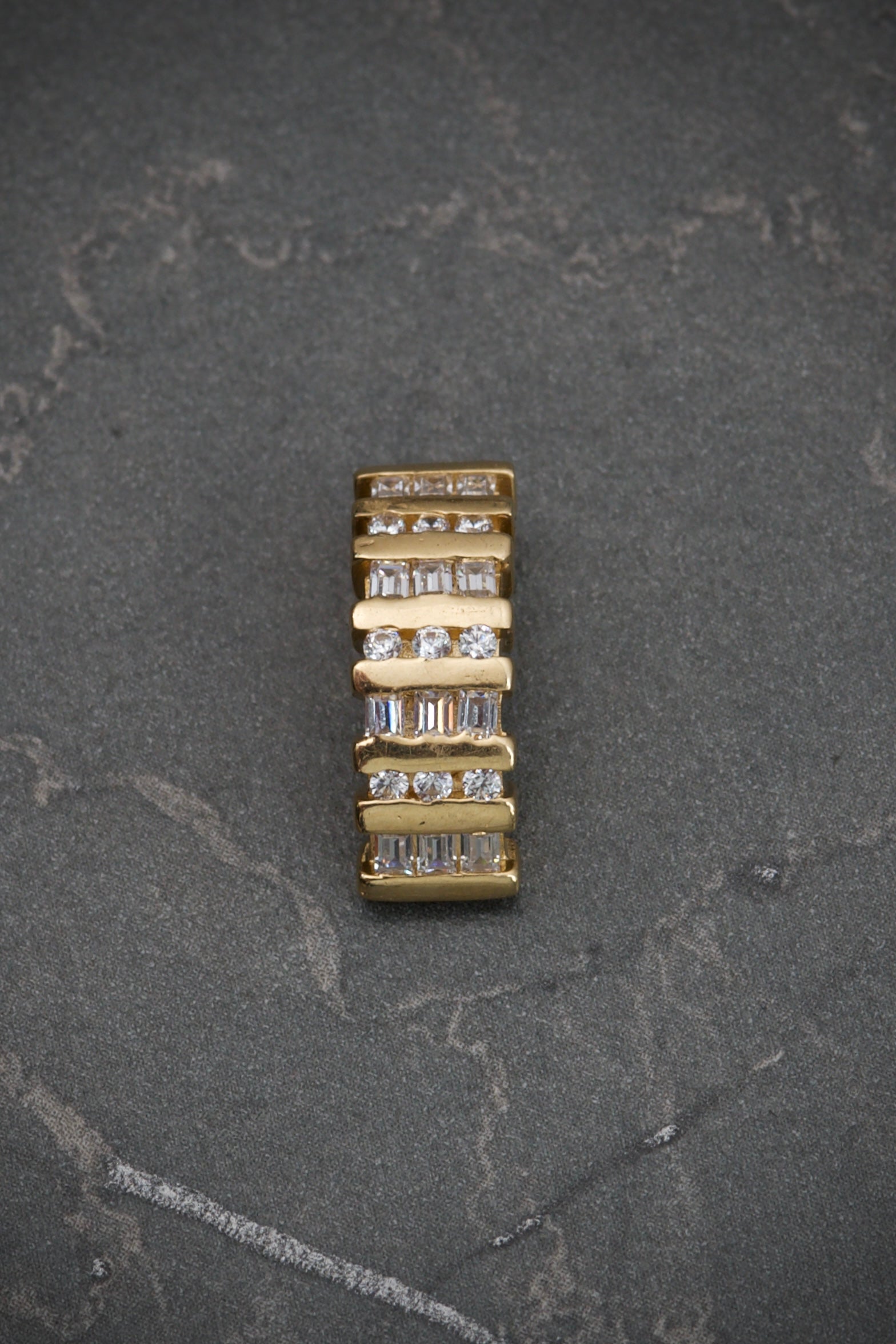 Dije con swarovski blanco 2.6gr / 1.7cm / Oro Amarillo Nac M