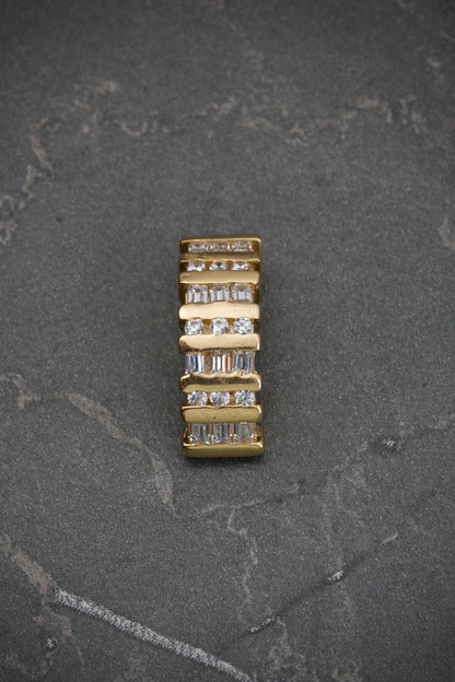 Dije con swarovski blanco 2.6gr / 1.7cm / Oro Amarillo Nac M