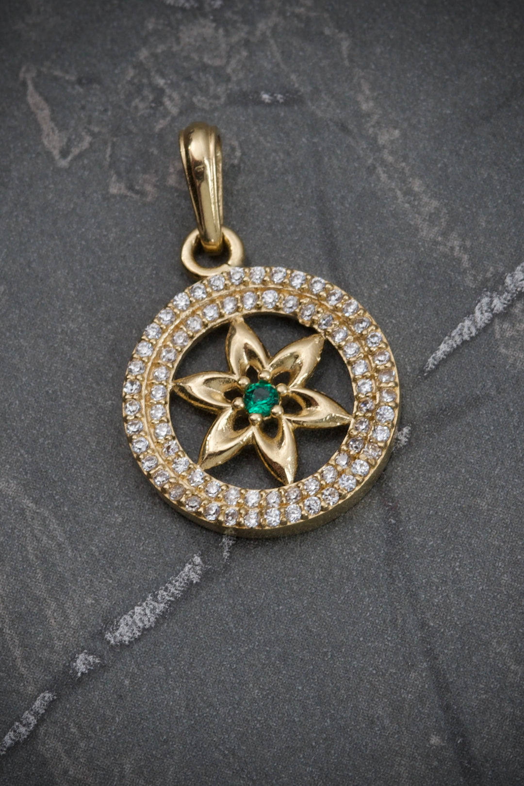 Dije de flor con swarovski verde 2.5gr / Largo 2.5cm — Oro Amarillo