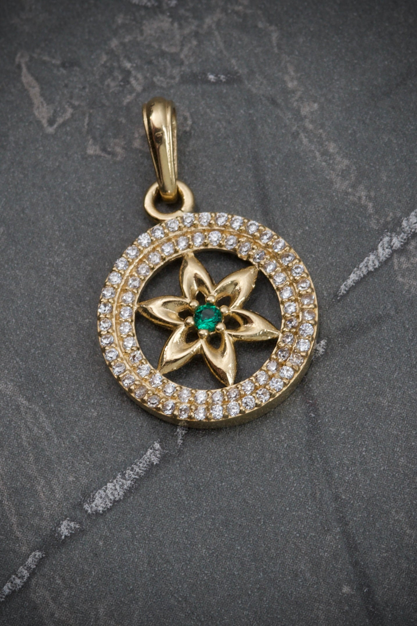 Dije de flor con swarovski verde 2.5gr / 2.5cm / Oro Amarillo Nac M