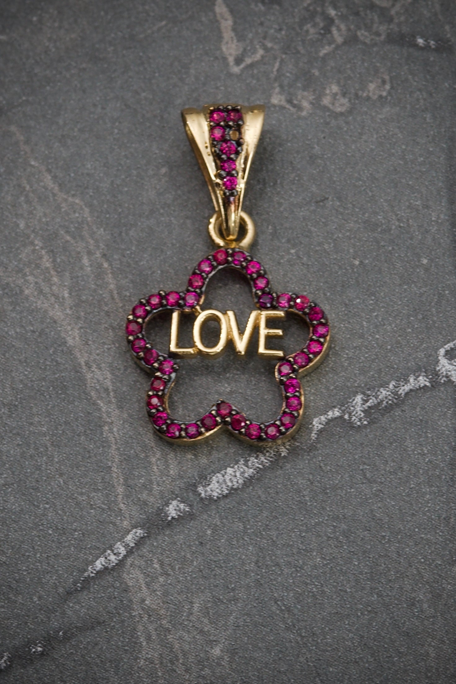 Dije de flor love con swarovski fucsia 1.45gr / 2.5cm / Oro Amarillo Nac M