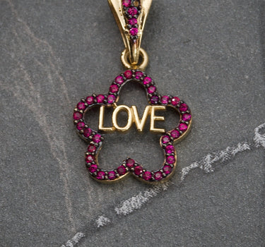 Dije de flor love con swarovski fucsia 1.45gr / 2.5cm / Oro Amarillo Nac M
