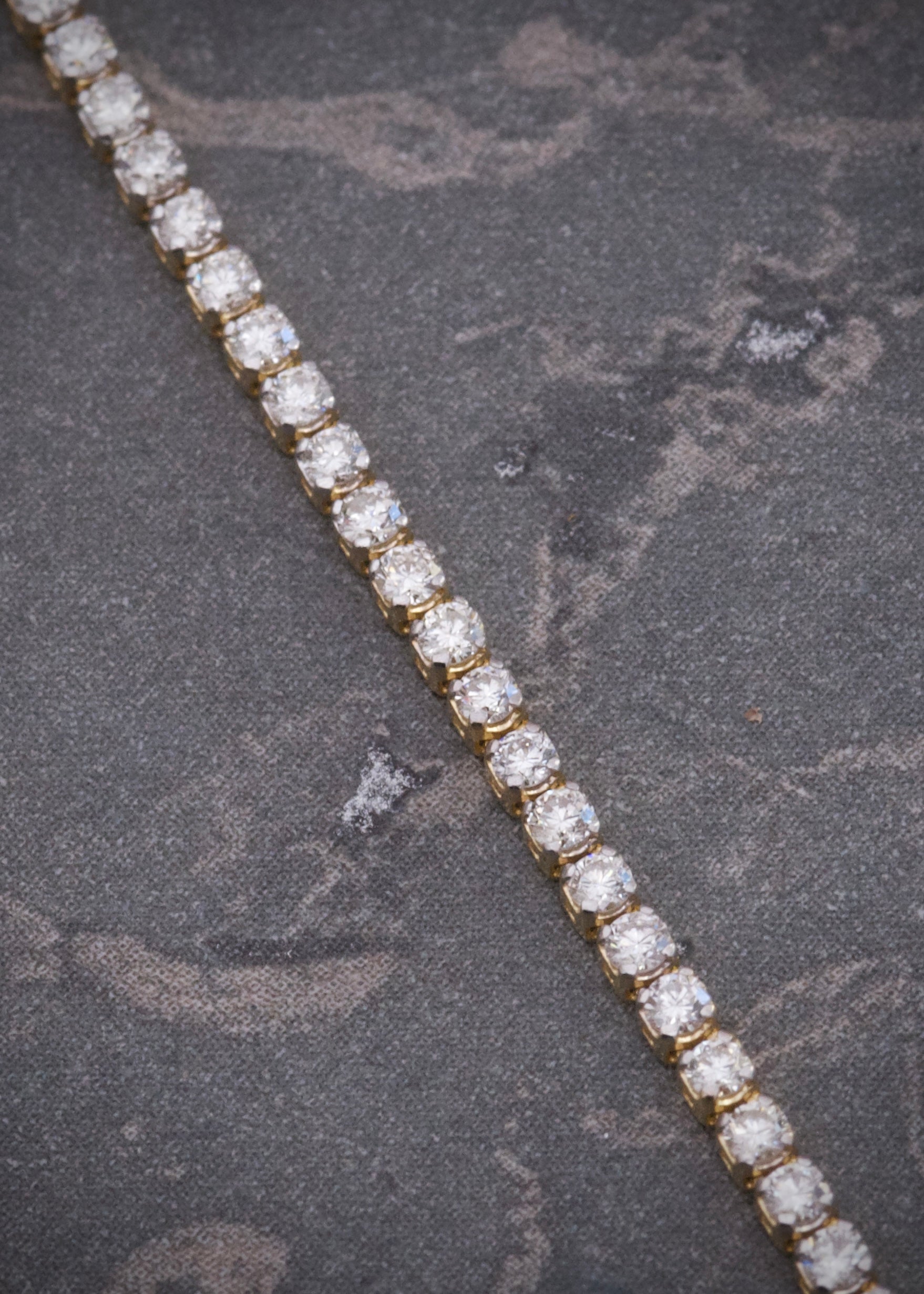 Pulso tenis con 129 pts de diamantes 2.1gr / Largo 17.5cm / Oro Amarillo (Joya)*