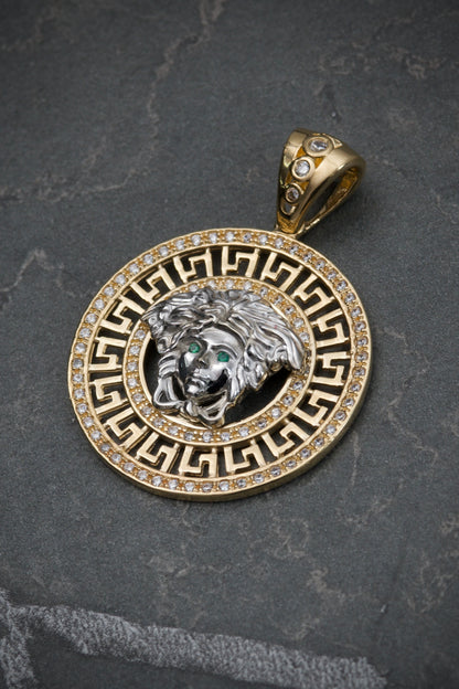 Dije Medalla De Medusa Con SwarovskI Blanco Y Verde 7.25gr / Largo 3.7cm / Dos Oros Nac B