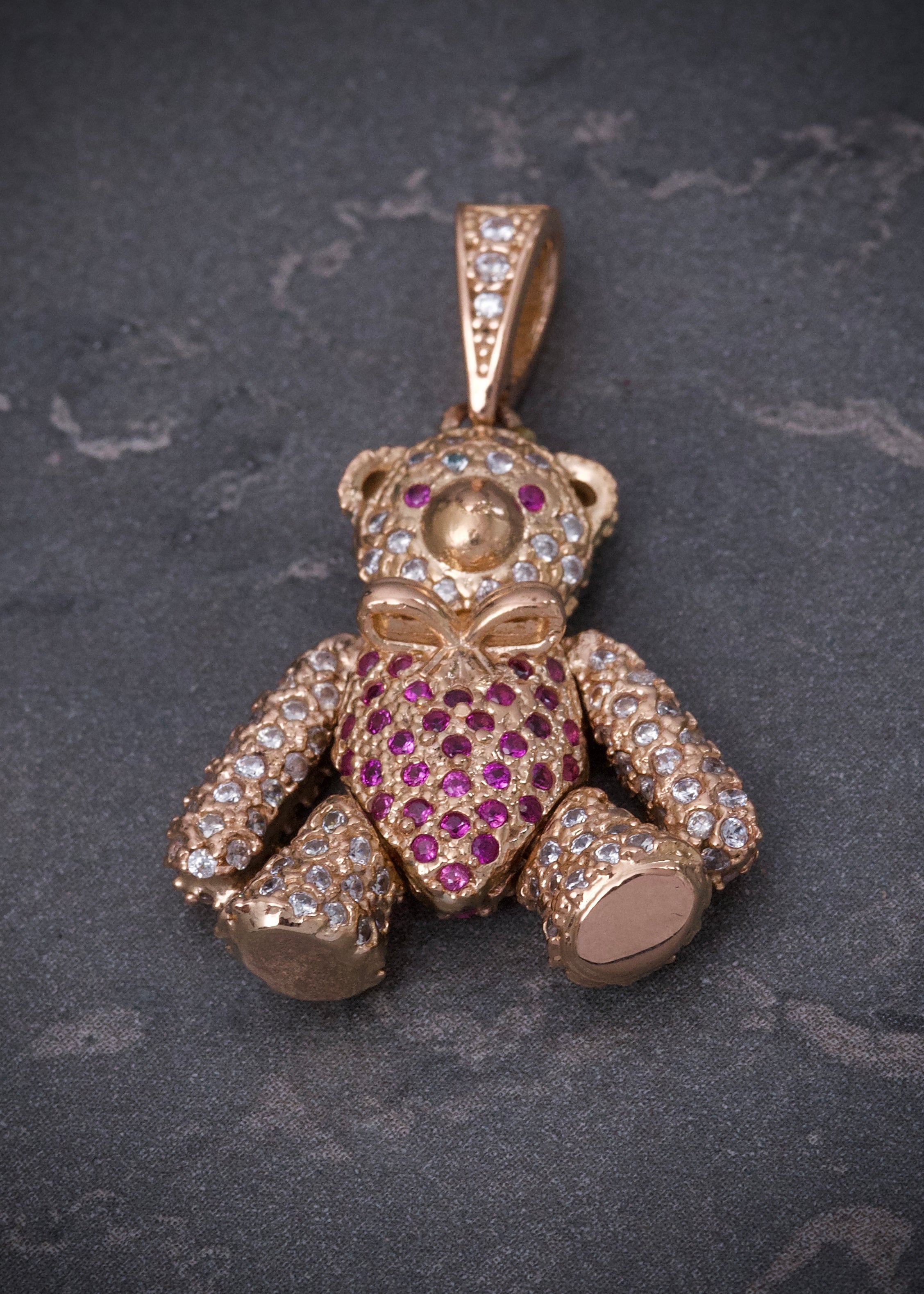 Dije oso con swarovski rosado y blanco 6.95gr / Largo 3cm / Oro Rosado Nac P