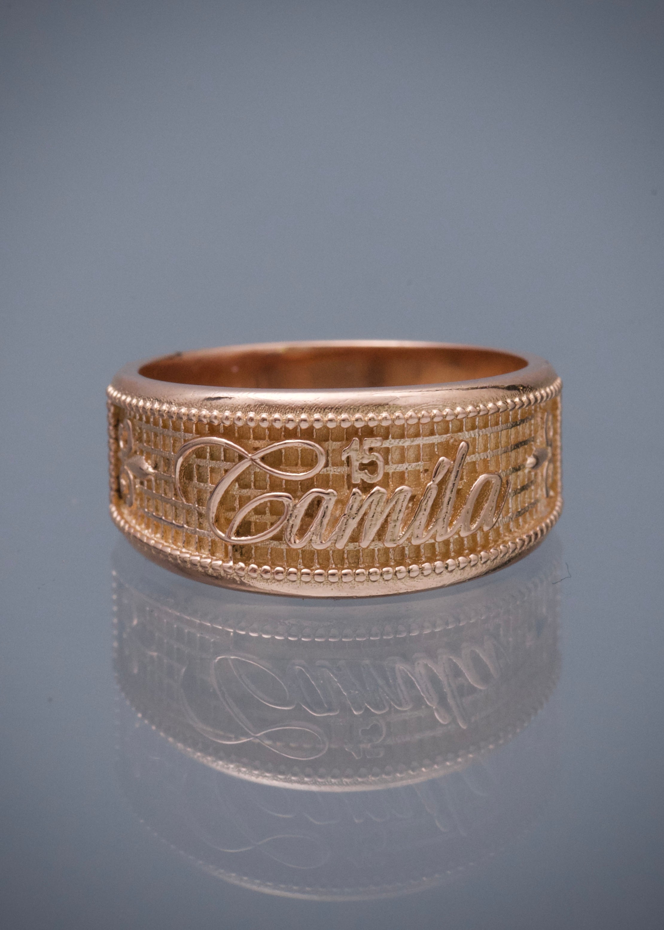 Anillo de 15s con nombre 6.3gr / TALLA 6 / Oro Rosado Nac B