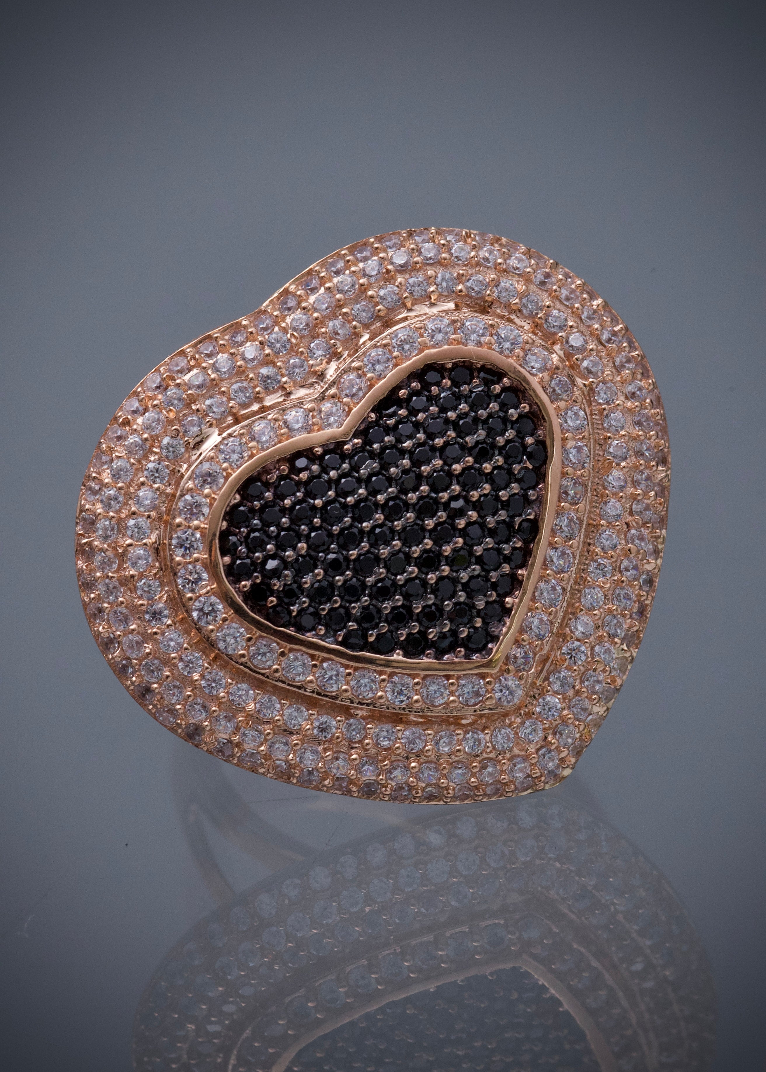 Anillo corazon con wsarovski blanco y negro 8.6gr / TALLA 6 1/2 / Oro Rosado Nac P