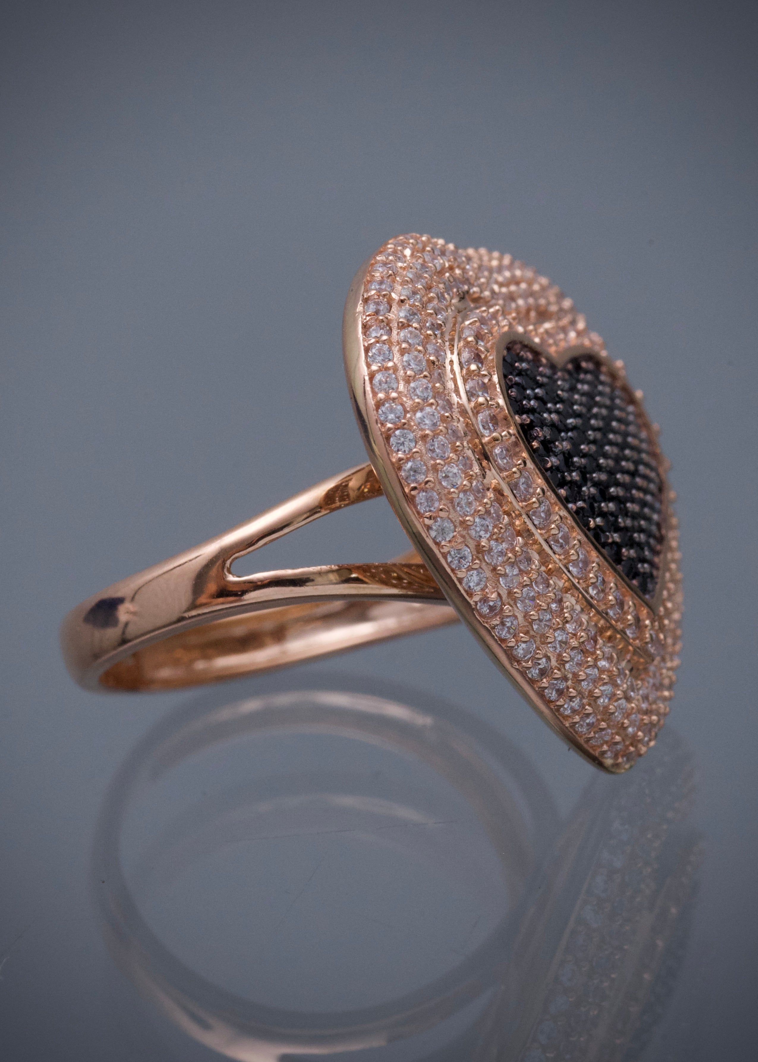 Anillo corazon con wsarovski blanco y negro 8.6gr / TALLA 6 1/2 / Oro Rosado Nac P