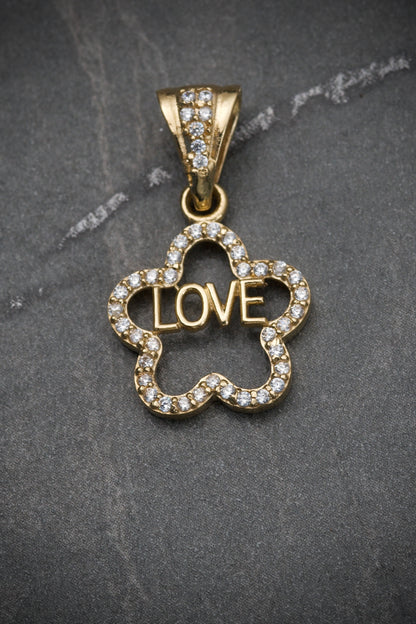 Dije De Flor Love Con Swarovski Blanco 1.55gr / Largo 2.3cm / Oro Amarillo Nac B