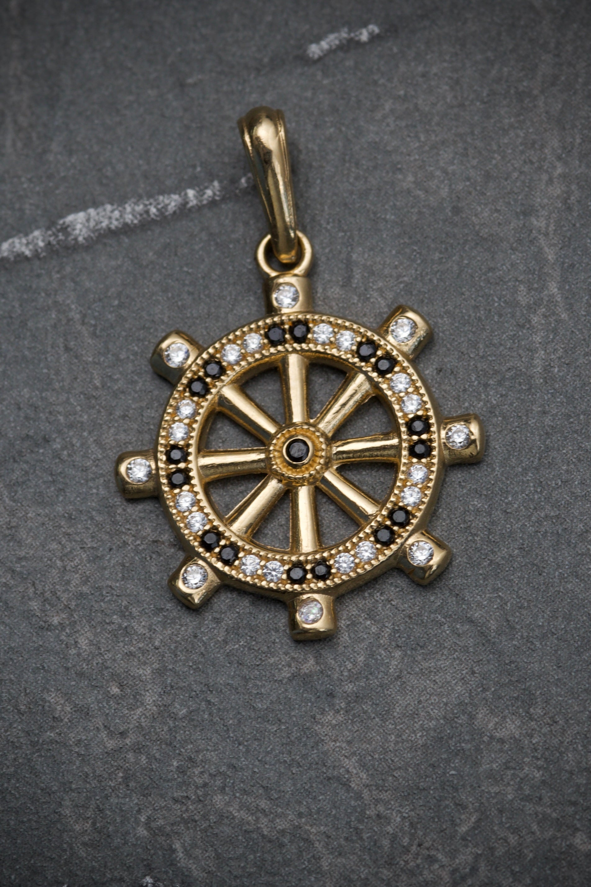 Dije De Timon Con Swarovski Negro Y Blanco 2.4gr / Largo 2.7cm / Oro Amarillo Nac B