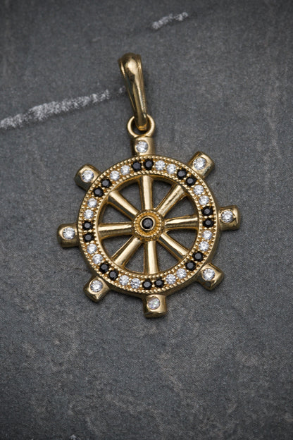 Dije De Timon Con Swarovski Negro Y Blanco 2.4gr / Largo 2.7cm / Oro Amarillo Nac B