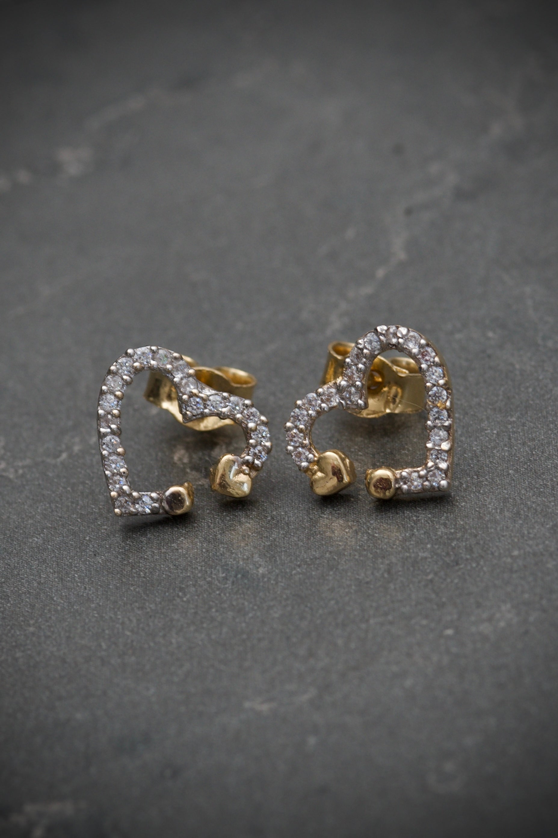 Aretes Silueta De Corazon Con Swarovski Blanco 1.8gr / Largo 1.0cm / Oro Amarillo Nac B
