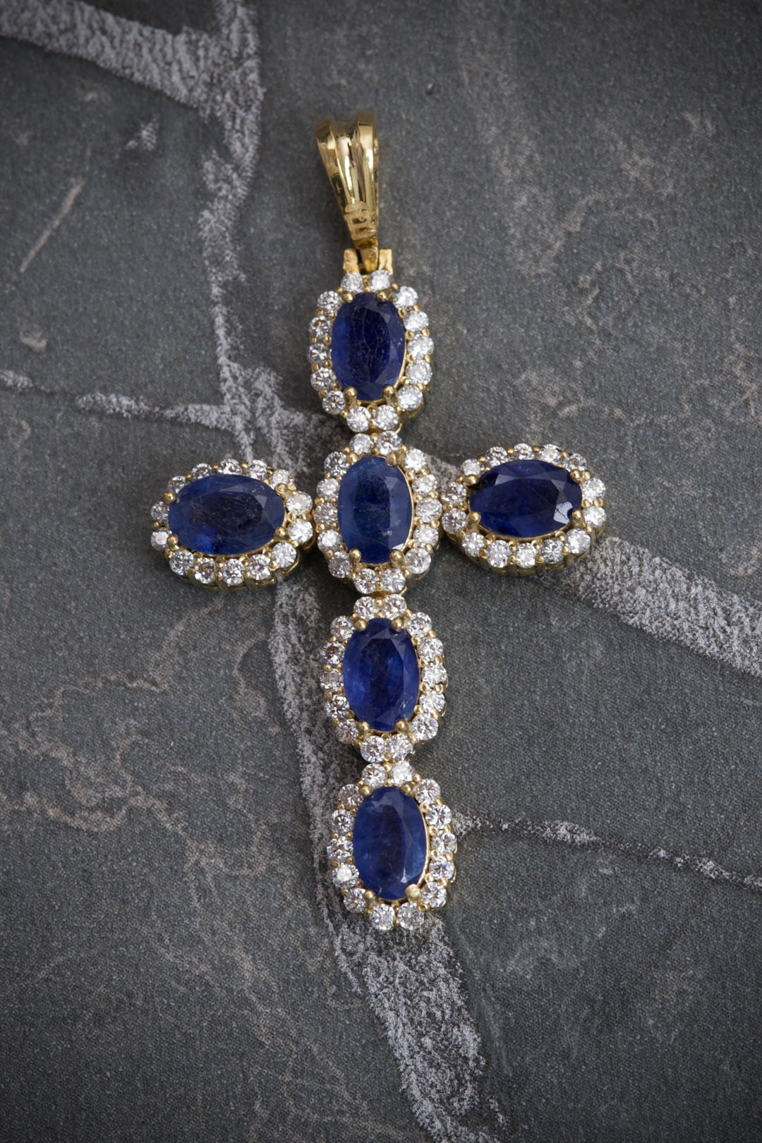 Dije De Cruz Con 402Pts de Zafiros Y 89pts Diamanttes Blancos 6.6gr / Largo 4.3cm — Oro Amarillo