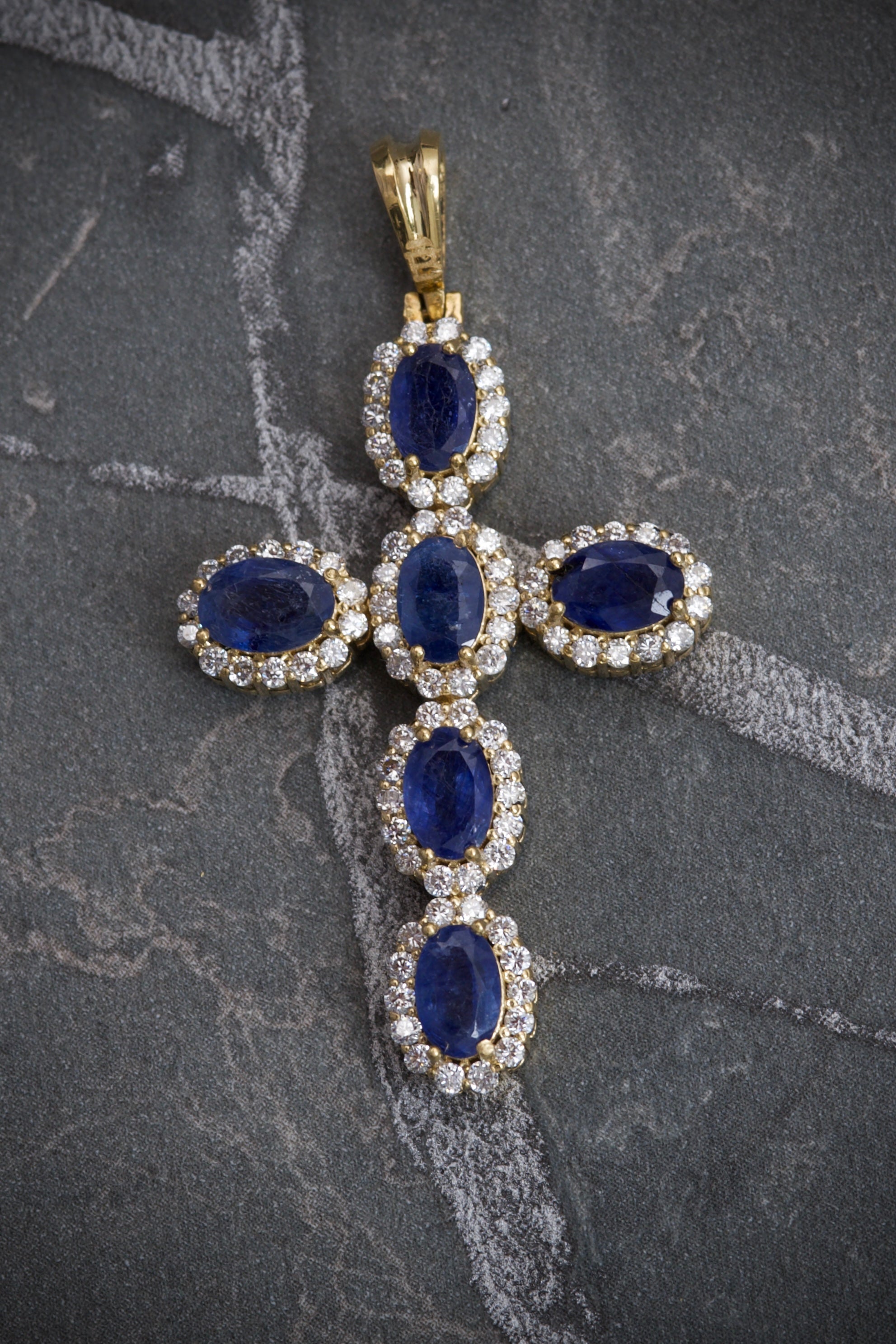 Dije De Cruz Con 402Pts de Zafiros Y 89pts Diamanttes Blancos 6.6gr / Largo 4.3cm / Oro Amarillo (Joya) M