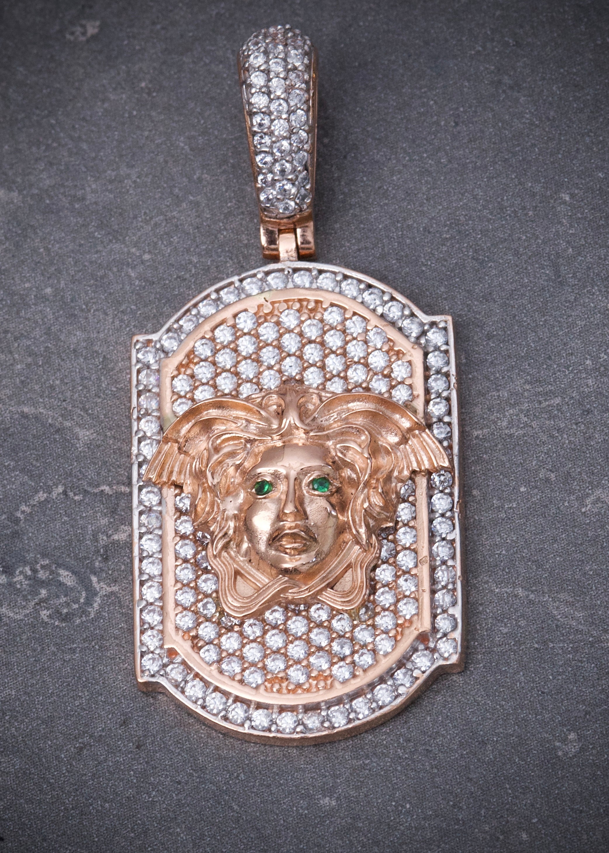 Dije medusa con swarovski blanco y verde 9.6gr / Largo 4.3cm / Oro Rosado Nac B