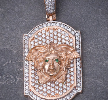 Dije medusa con swarovski blanco y verde 9.6gr / Largo 4.3cm / Oro Rosado Nac B