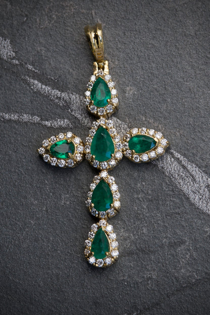 Dije cruz con 168pts de esmeralda y 77pts de diamante blanco 5.8gr / 4.5cm / Oro Amarillo (Joya) B