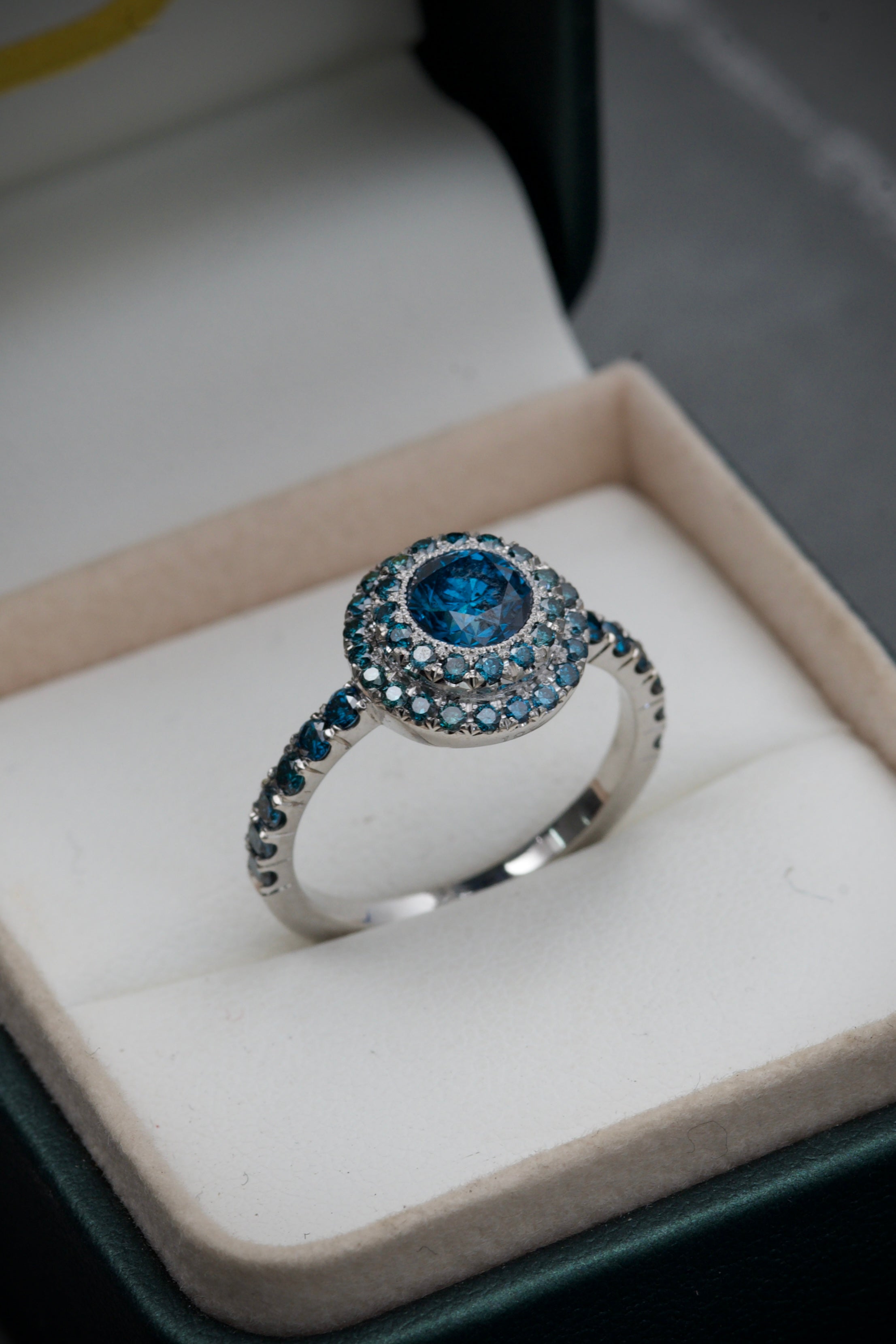 Solitario con 85pts de diamante central azul y 100pts de diamantes laterales 4.75gr Talla 7 Oro Blanco (Joya) M