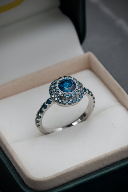 Solitario con 85pts de diamante central azul y 100pts de diamantes laterales 4.75gr Talla 7 Oro Blanco (Joya) M