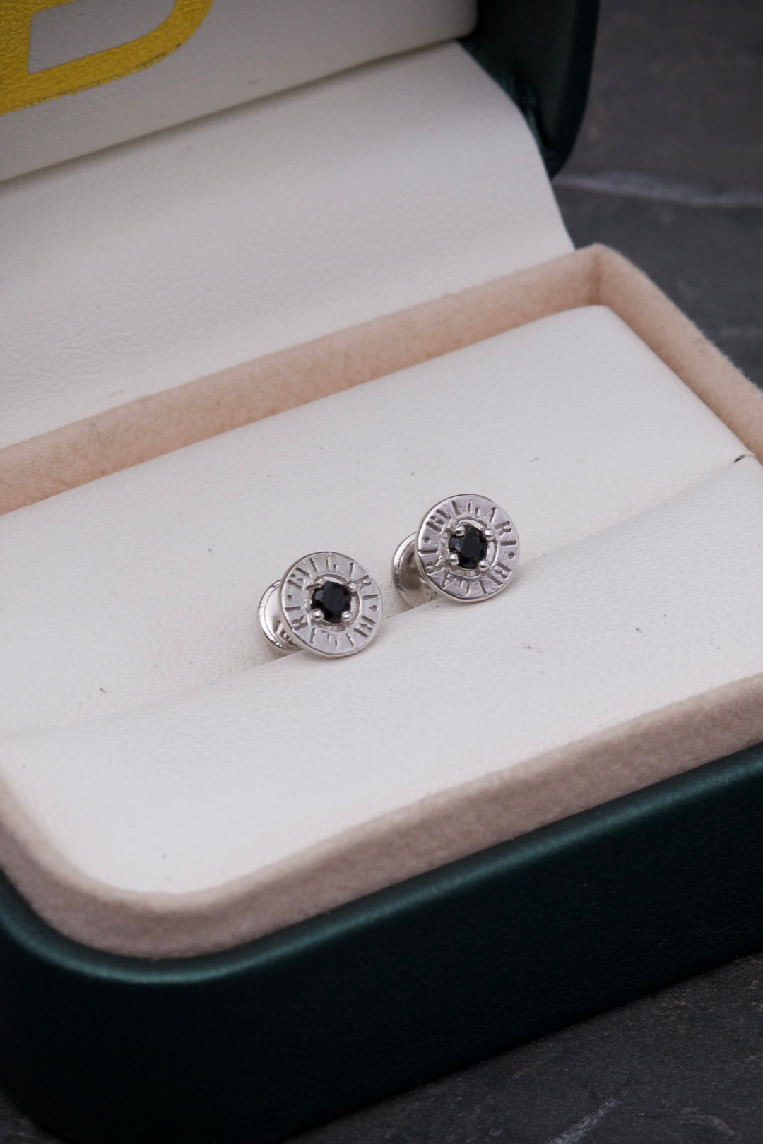 Topos bv con swarovski negro 1.15gr / Largo 1cm — Oro Blanco