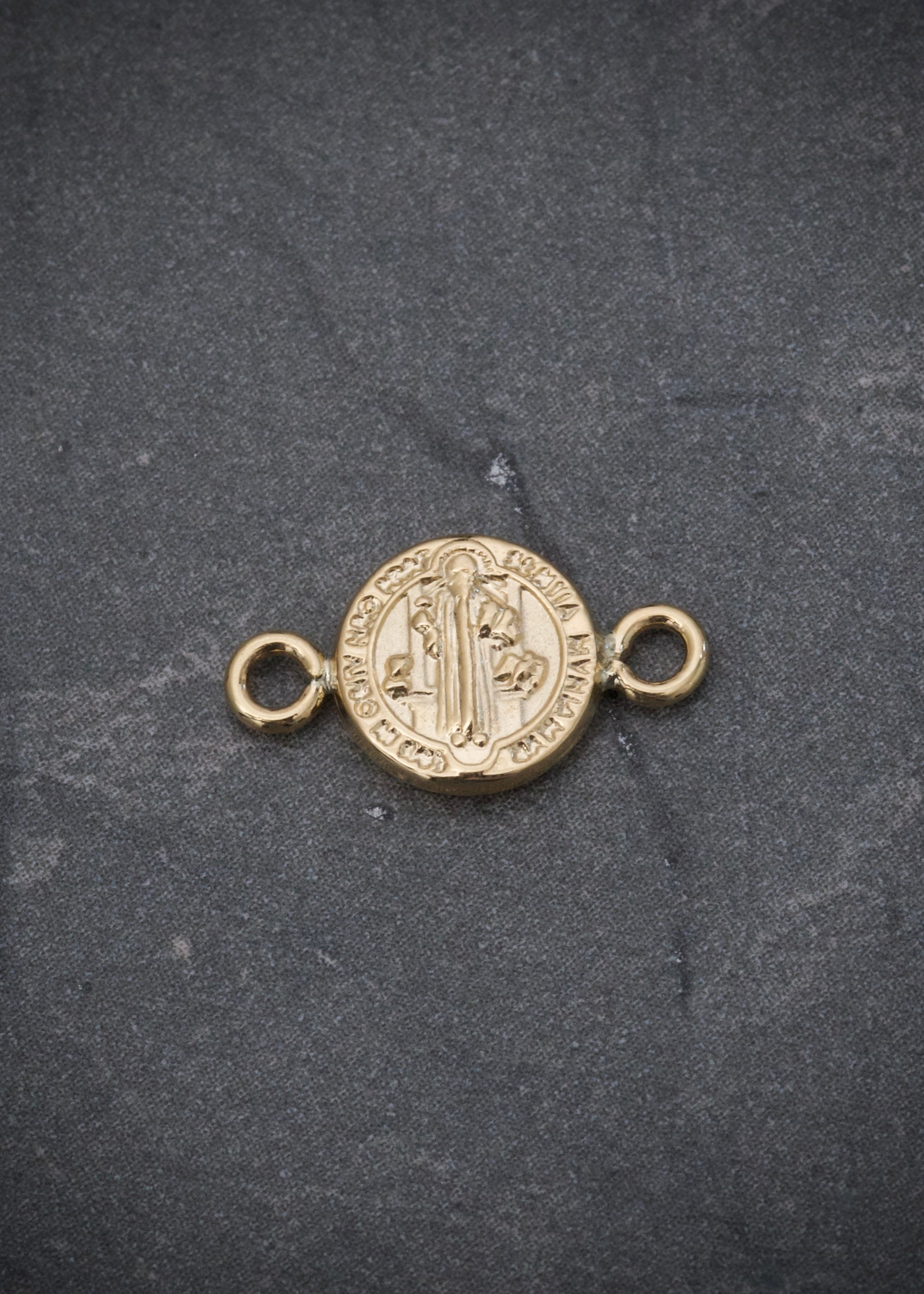Herraje san benito 0.4gr / Largo 1.5cm — Oro Amarillo
