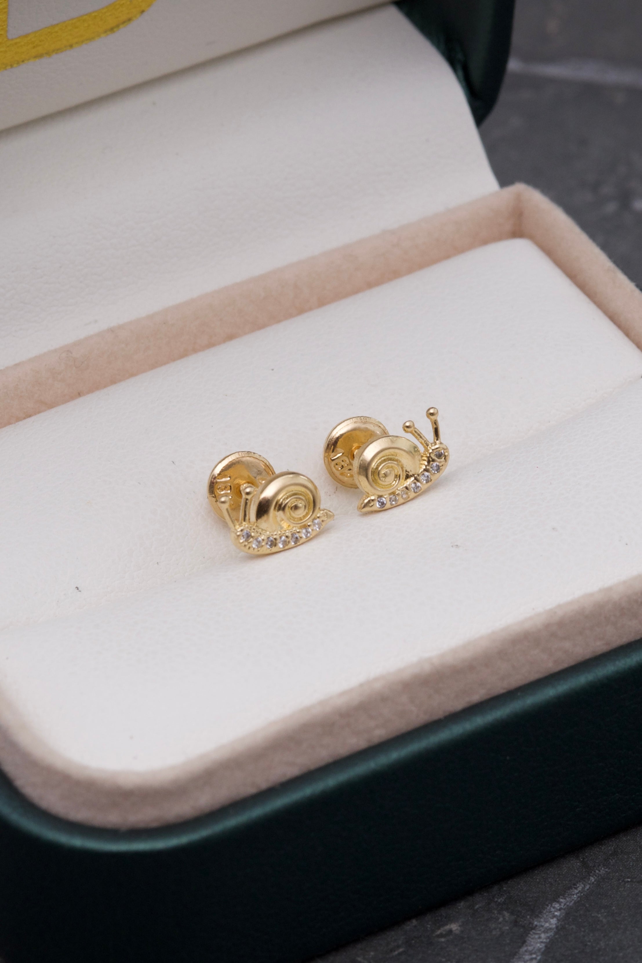 Topos de caracol con swarovski blanco 1.35gr / Largo 1 cm / Oro Amarillo Nac B