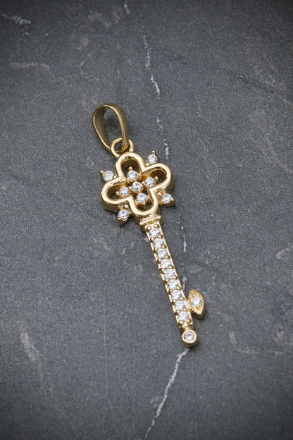 Dije de llave con swarovski blanco 1.75gr / 3.1cm / Oro Amarillo Nac M