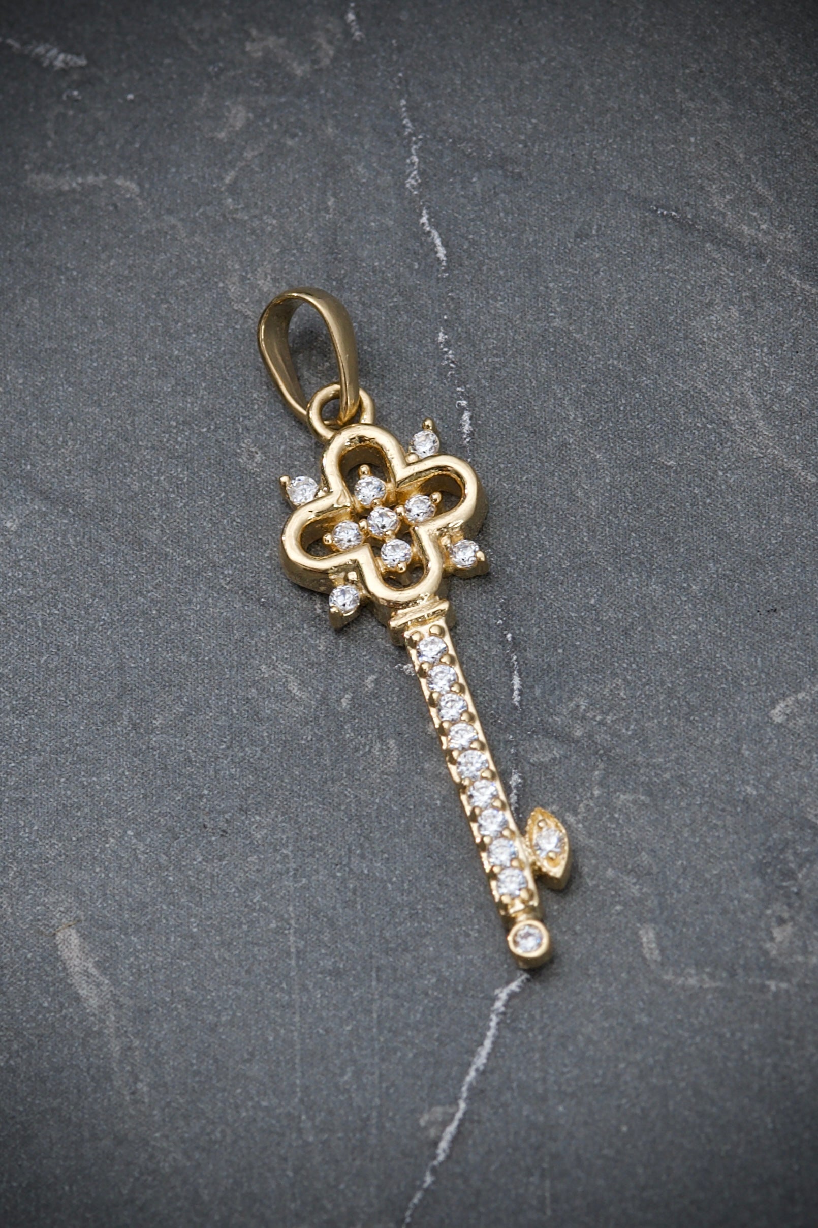 Dije de llave con swarovski blanco 1.7gr / 3.2cm / Oro Amarillo Nac B