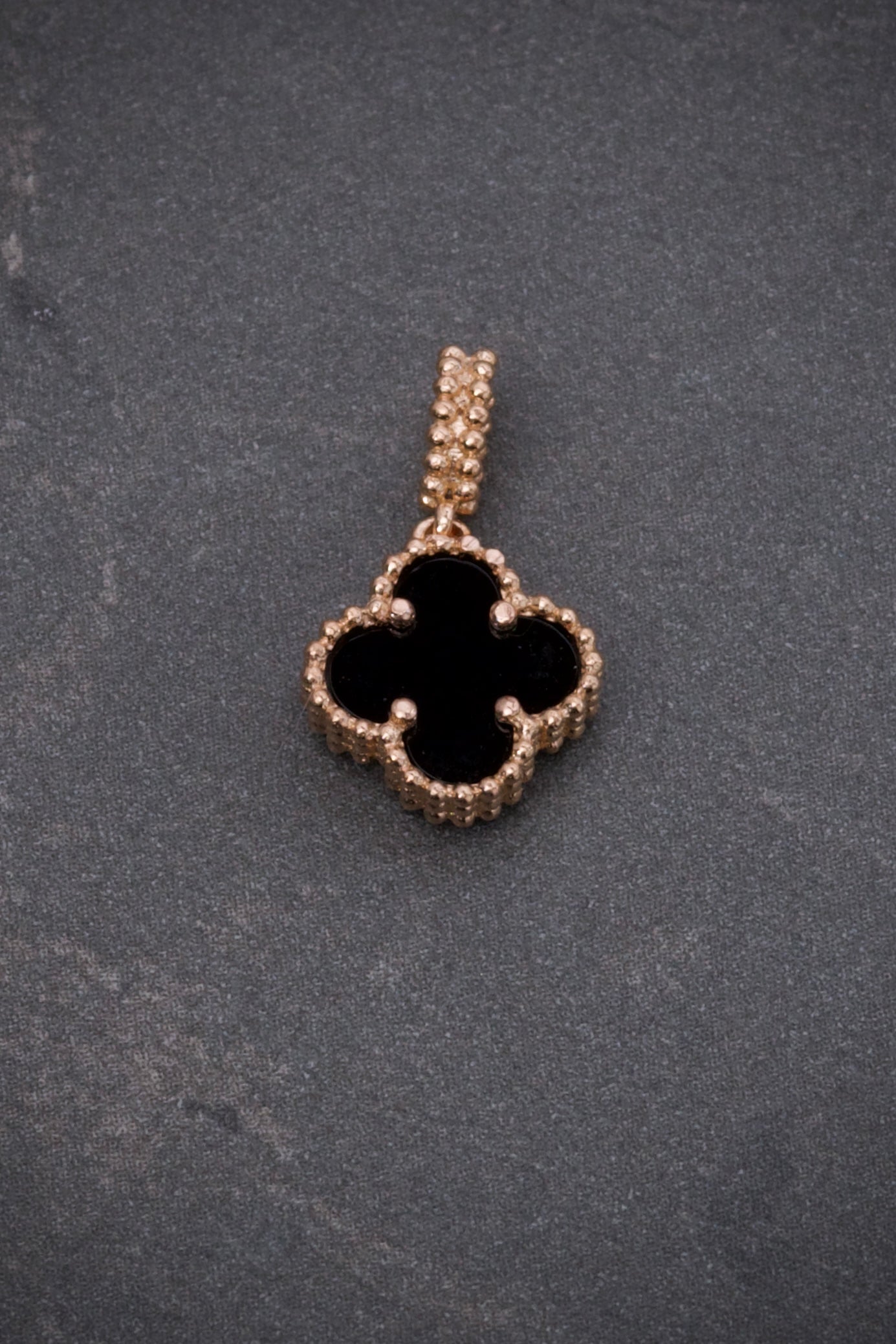 Dije Lucky clover piedra negra 0.95gr / Largo 1.6cm / Oro Rosado Nac M