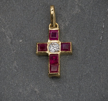 Dije De Cruz Con 70Pts Rubies Y 10Pts Diamante 0.9gr / Largo 2.0cm / Oro Amarillo (Joya) B