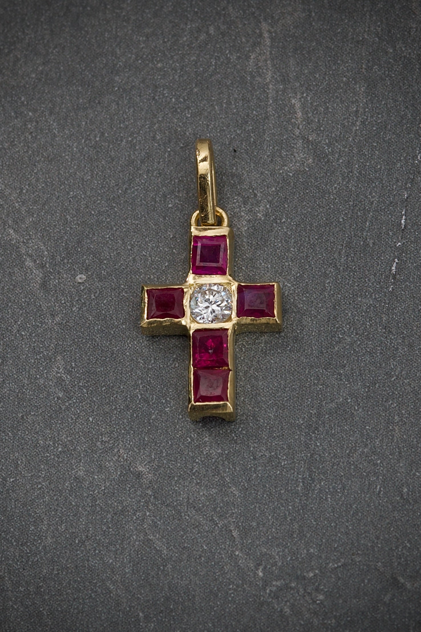 Dije De Cruz Con 70Pts Rubies Y 10Pts Diamante 0.9gr / Largo 2.0cm / Oro Amarillo (Joya) M