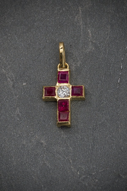 Dije De Cruz Con 70Pts Rubies Y 10Pts Diamante 0.9gr / Largo 2.0cm / Oro Amarillo (Joya) M