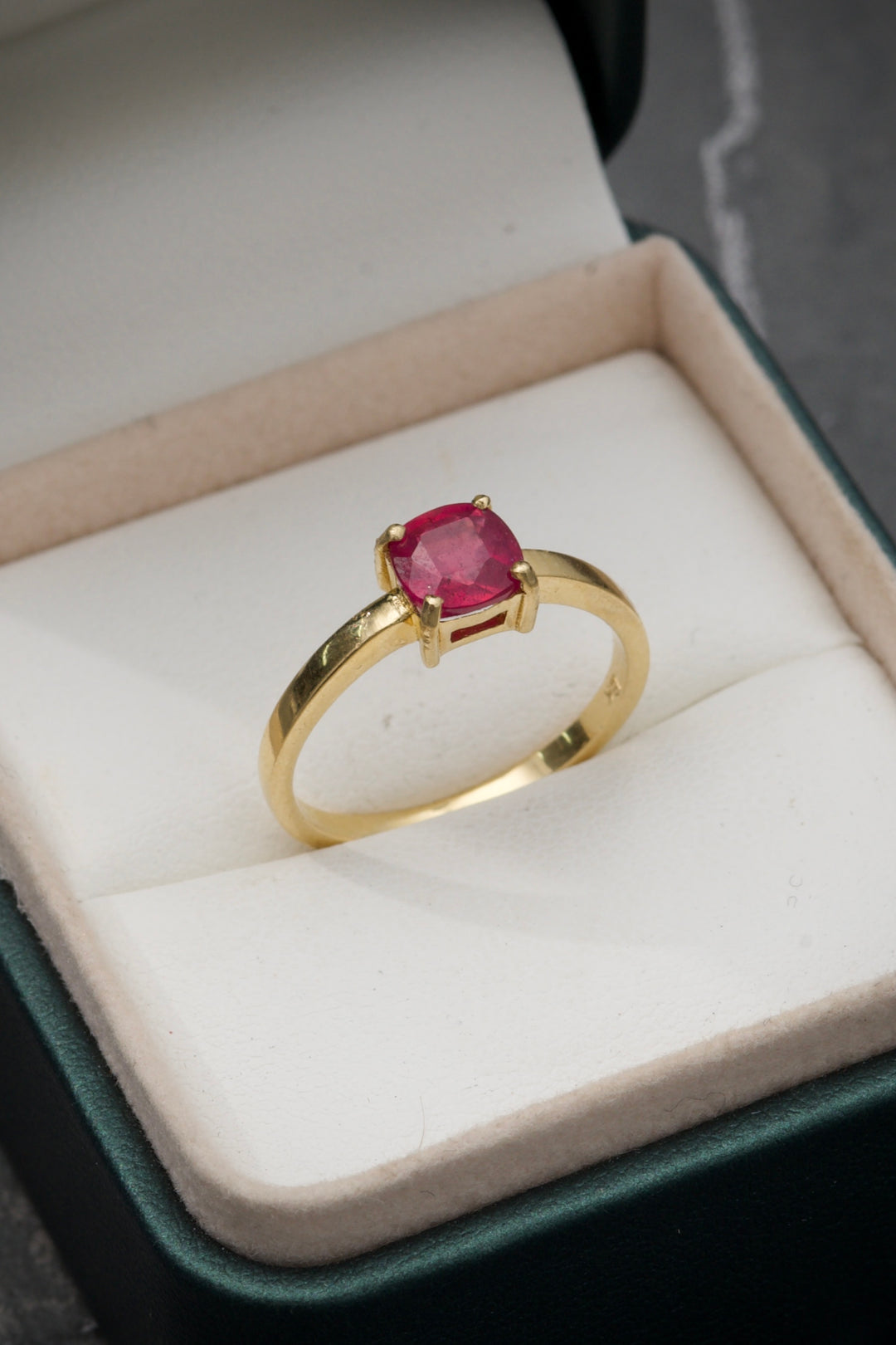 Solitario Con 173Pts De Rubies 2.85gr Talla 6 1/2 Oro Amarillo — Oro Amarillo
