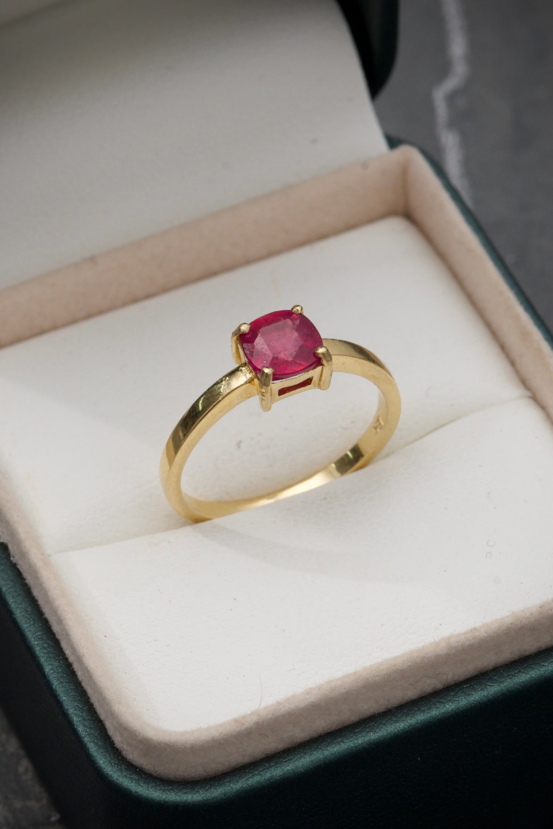 Solitario Con 173Pts De Rubies 2.85gr Talla 6 1/2 Oro Amarillo (Joya) B