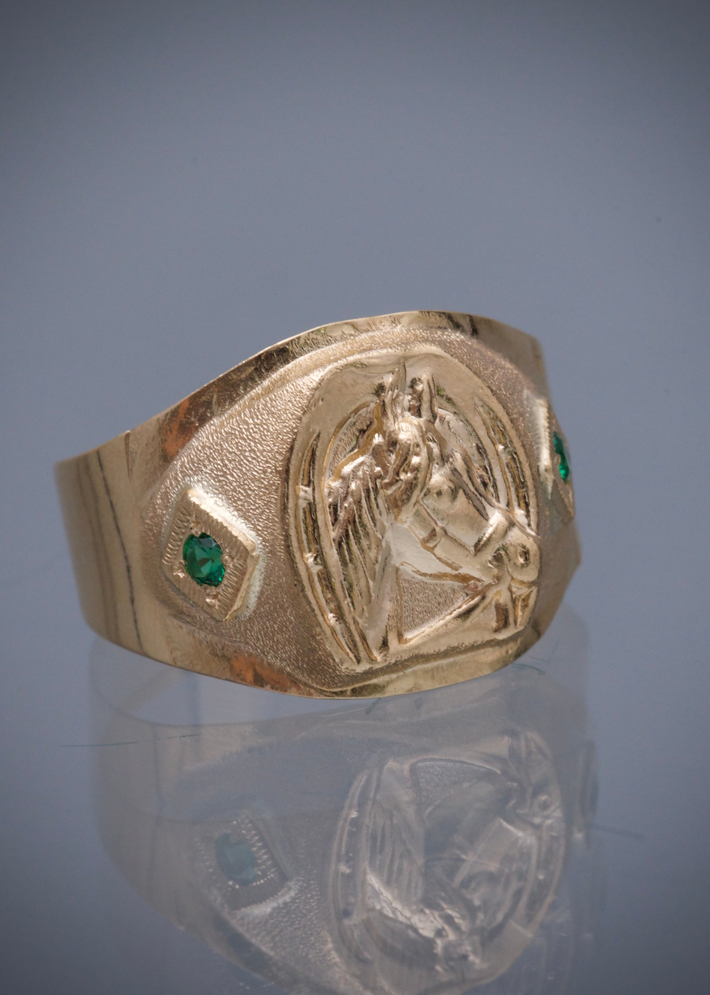 Anillo caballo con swarovski verde 3.75gr / Talla 12 3/4 / Oro Amarillo Nac B