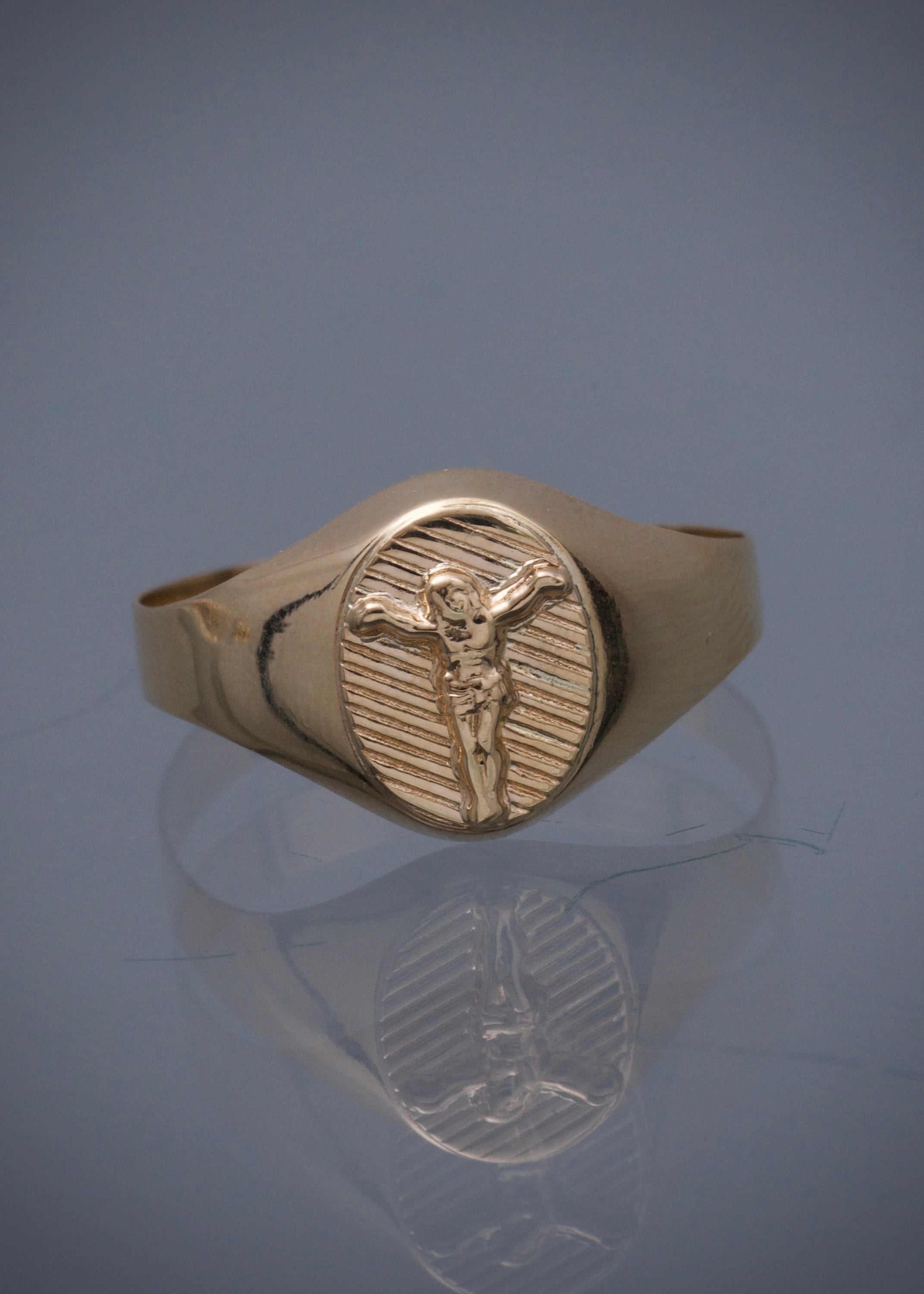 Anillo cristo 2.1gr / Talla 9 3/4 / Oro Amarillo Nac B