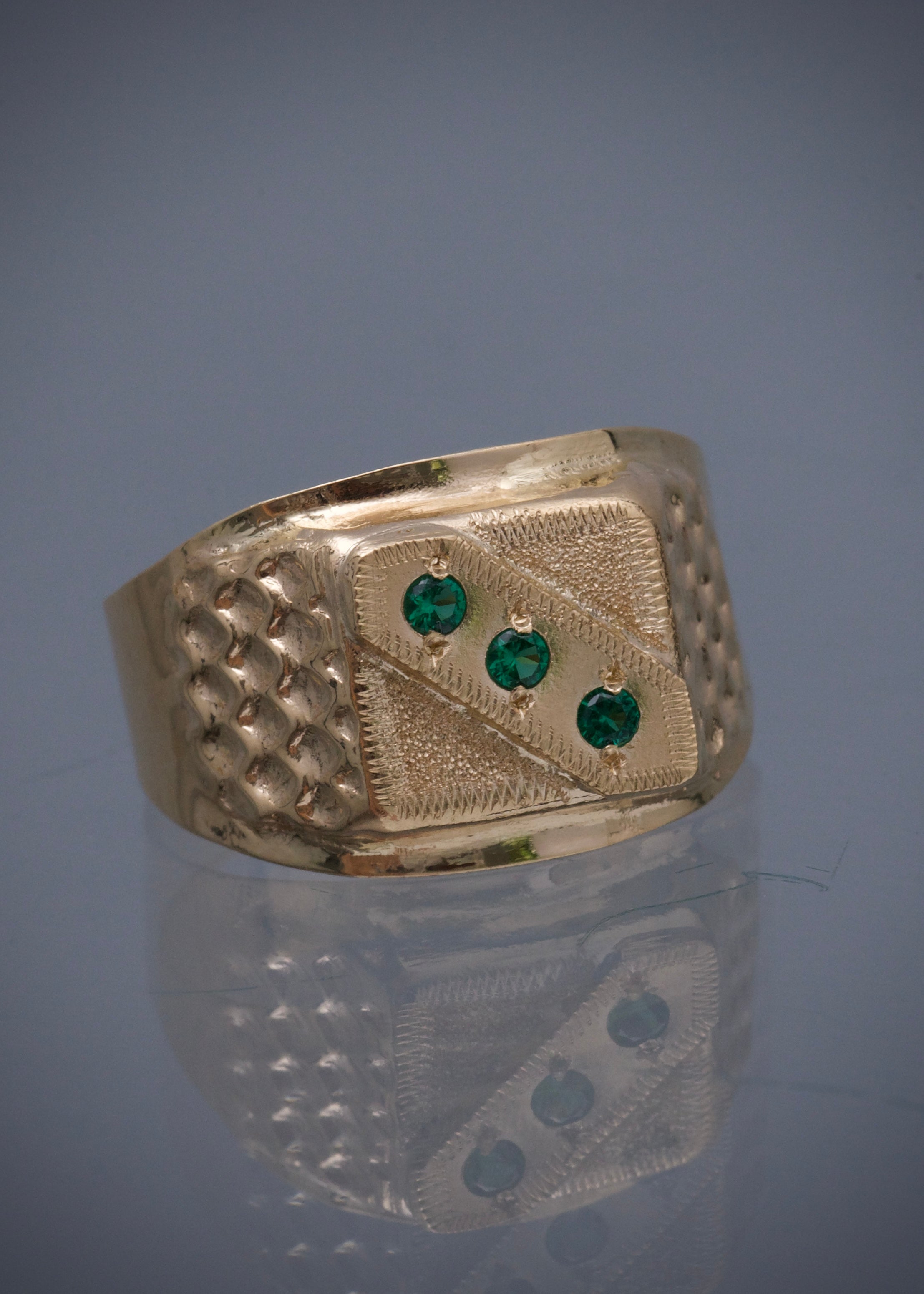 Anillo con swarovski verde 3.3gr / Talla 10 / Oro Amarillo Nac B