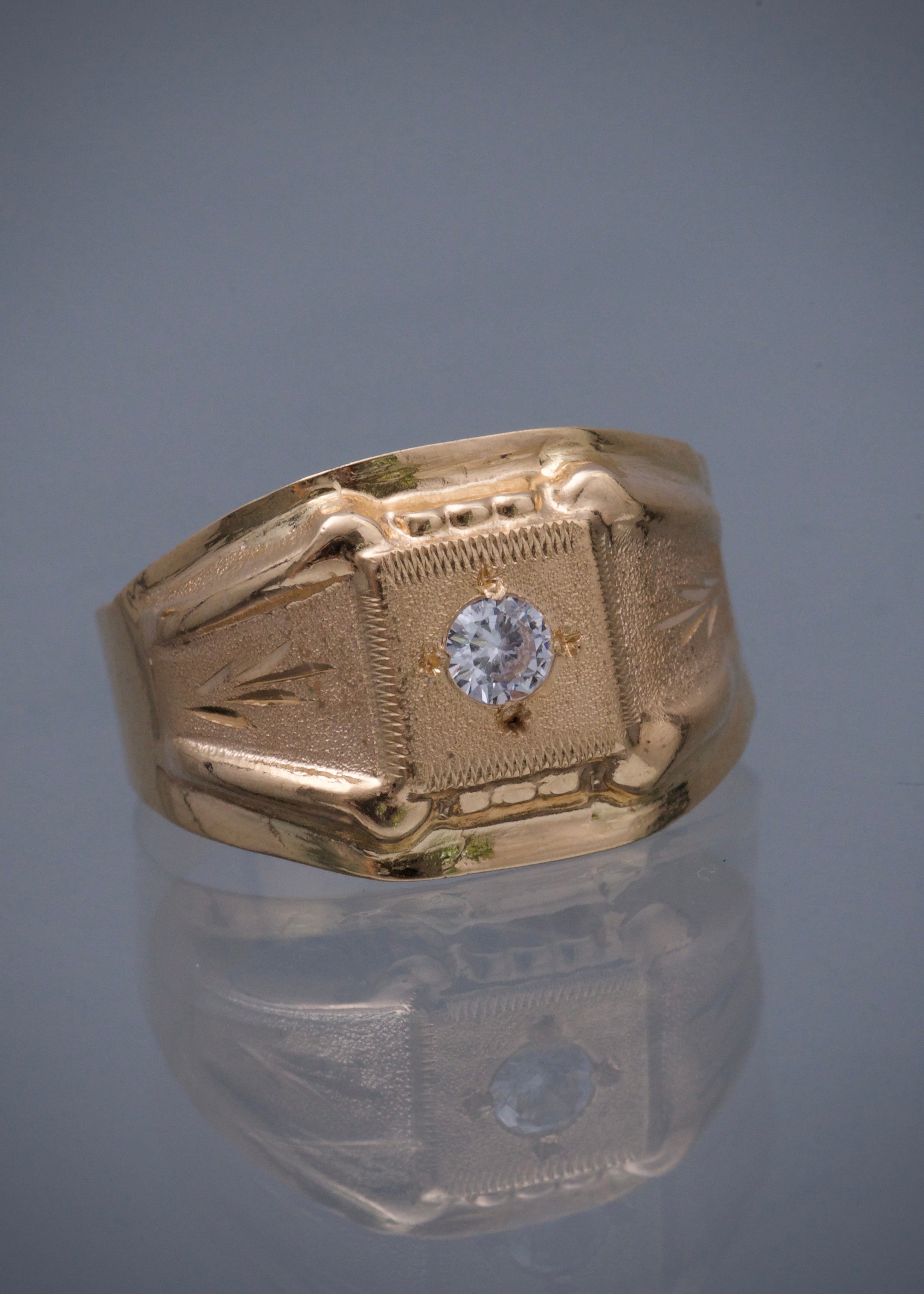Anillo con swarovski blanco 2.9gr / Talla 10 1/4 / Oro Amarillo Nac B