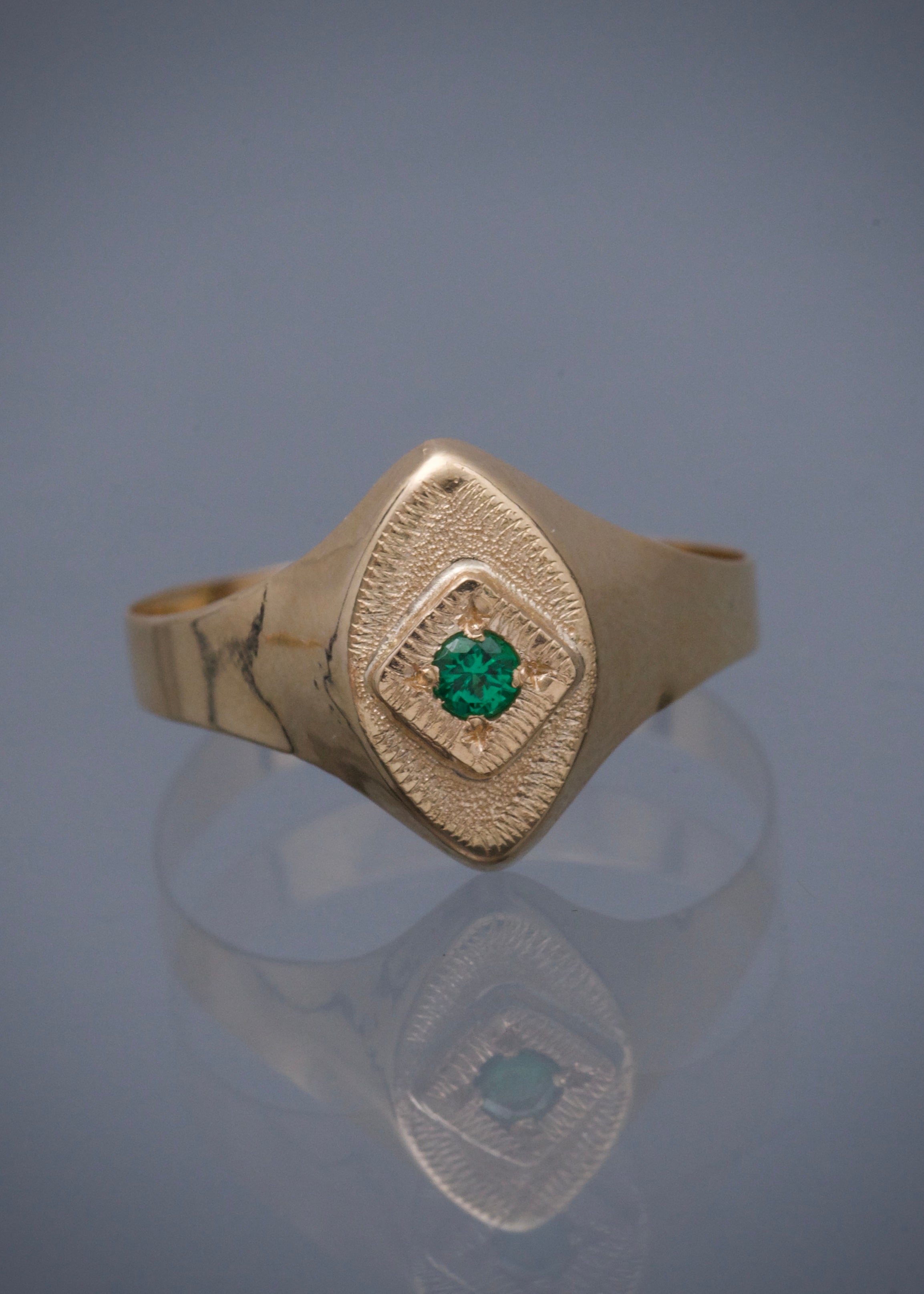 Anillo con swarovski verde 1.35gr / Talla 8 1/4 / Oro Amarillo Nac B