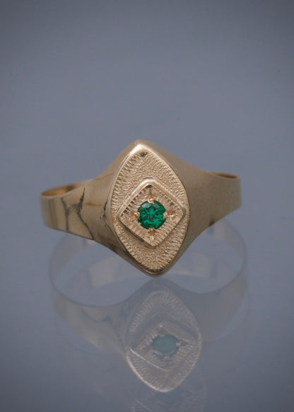 Anillo con swarovski verde 1.35gr / Talla 8 1/4 / Oro Amarillo Nac B