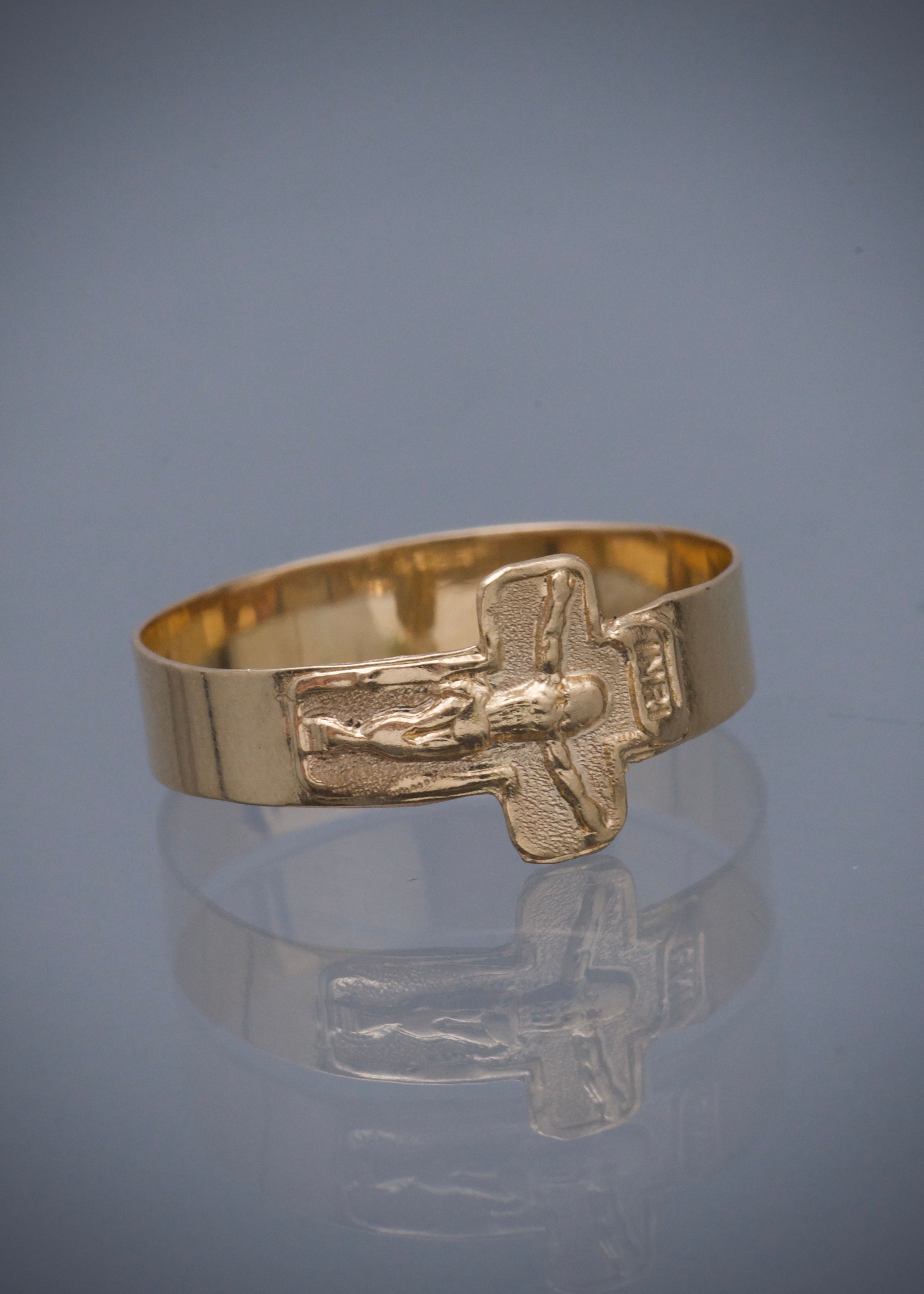 Anillo cruz con cristo 1.2gr / Talla 7 1/4 / Oro Amarillo Nac B