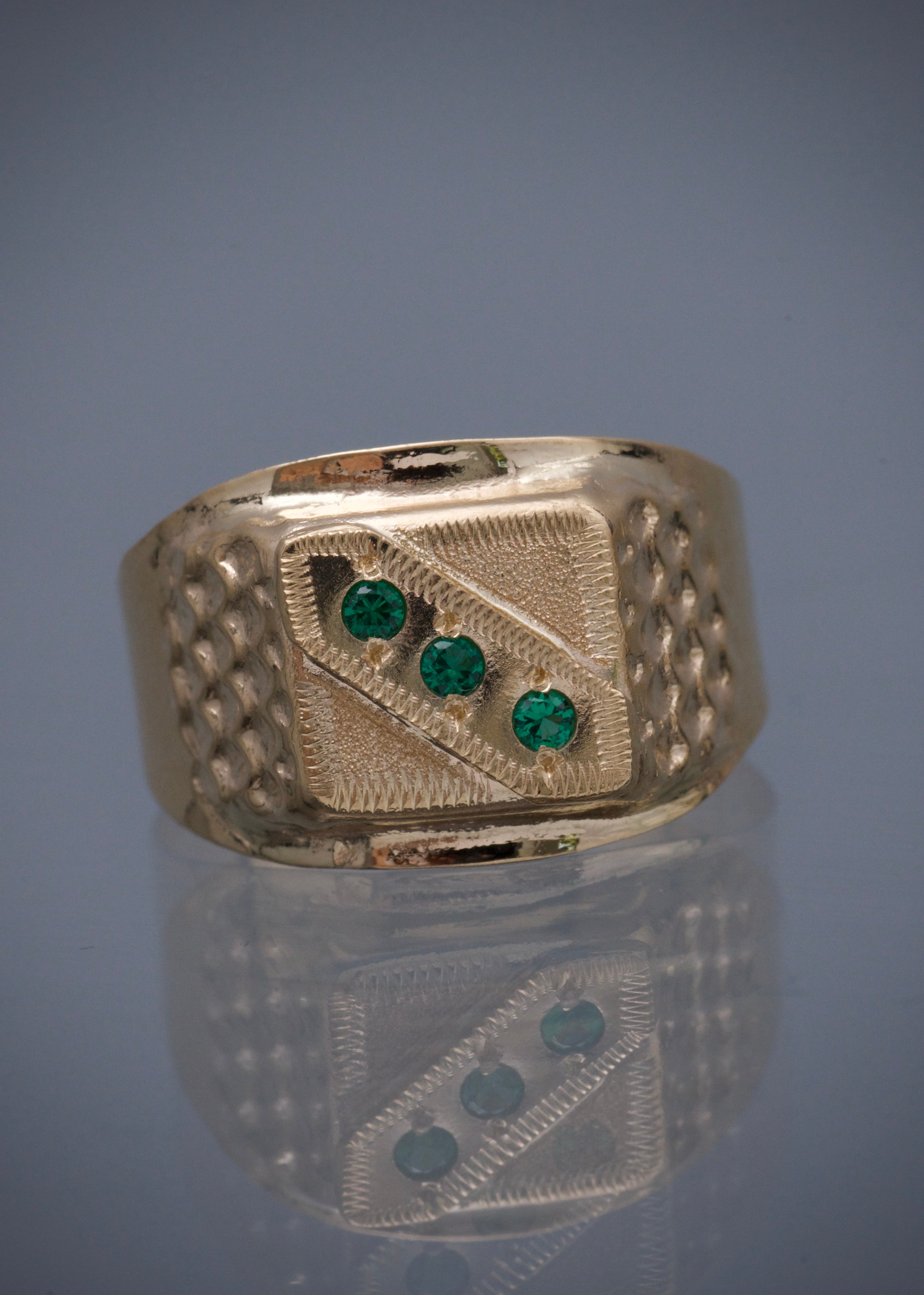 Anillo con swarovski verde 3.3gr / Talla 10 3/4 / Oro Amarillo Nac M