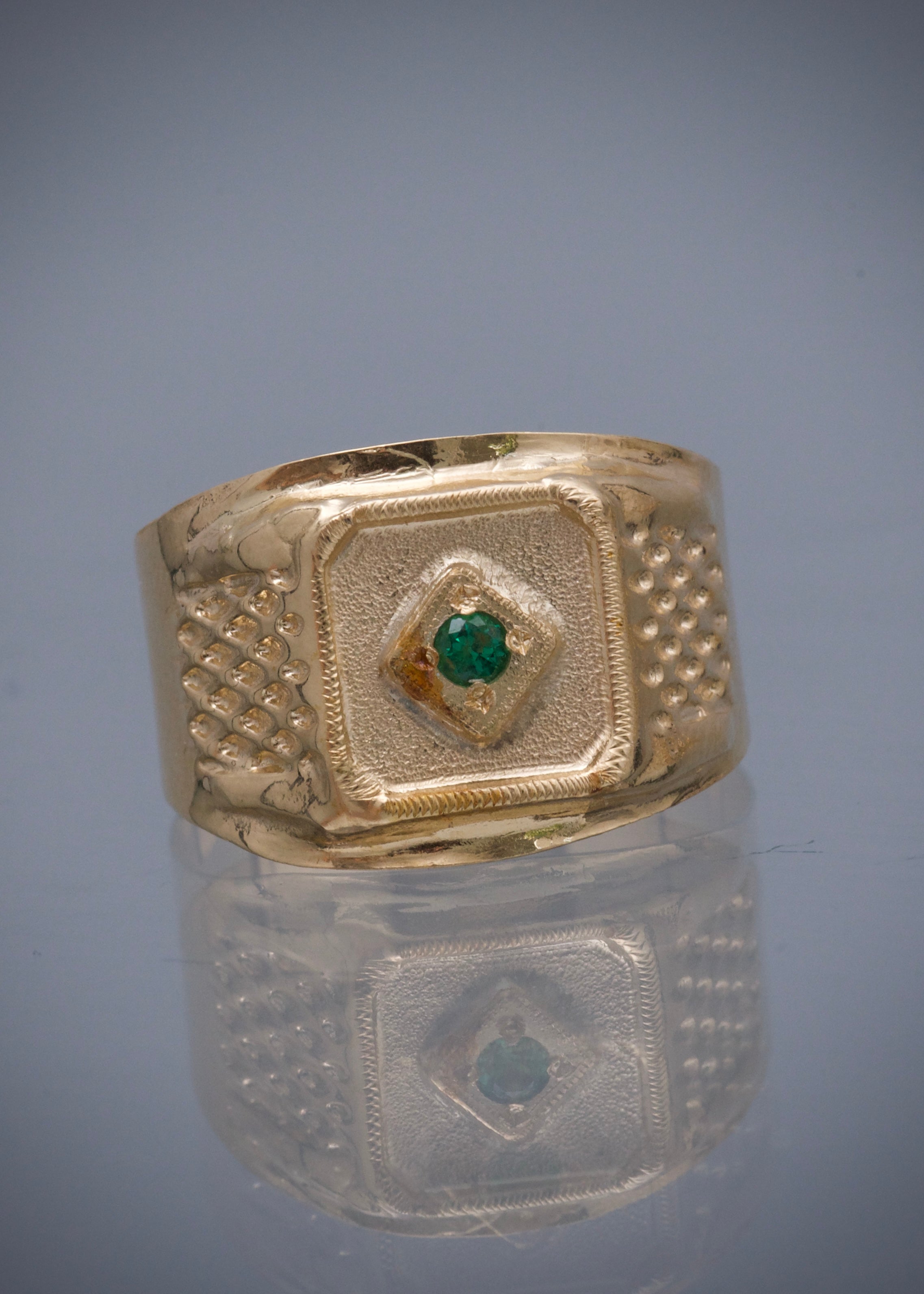Anillo con swarovski verde 3.1gr / Talla 9 3/4 / Oro Amarillo Nac M