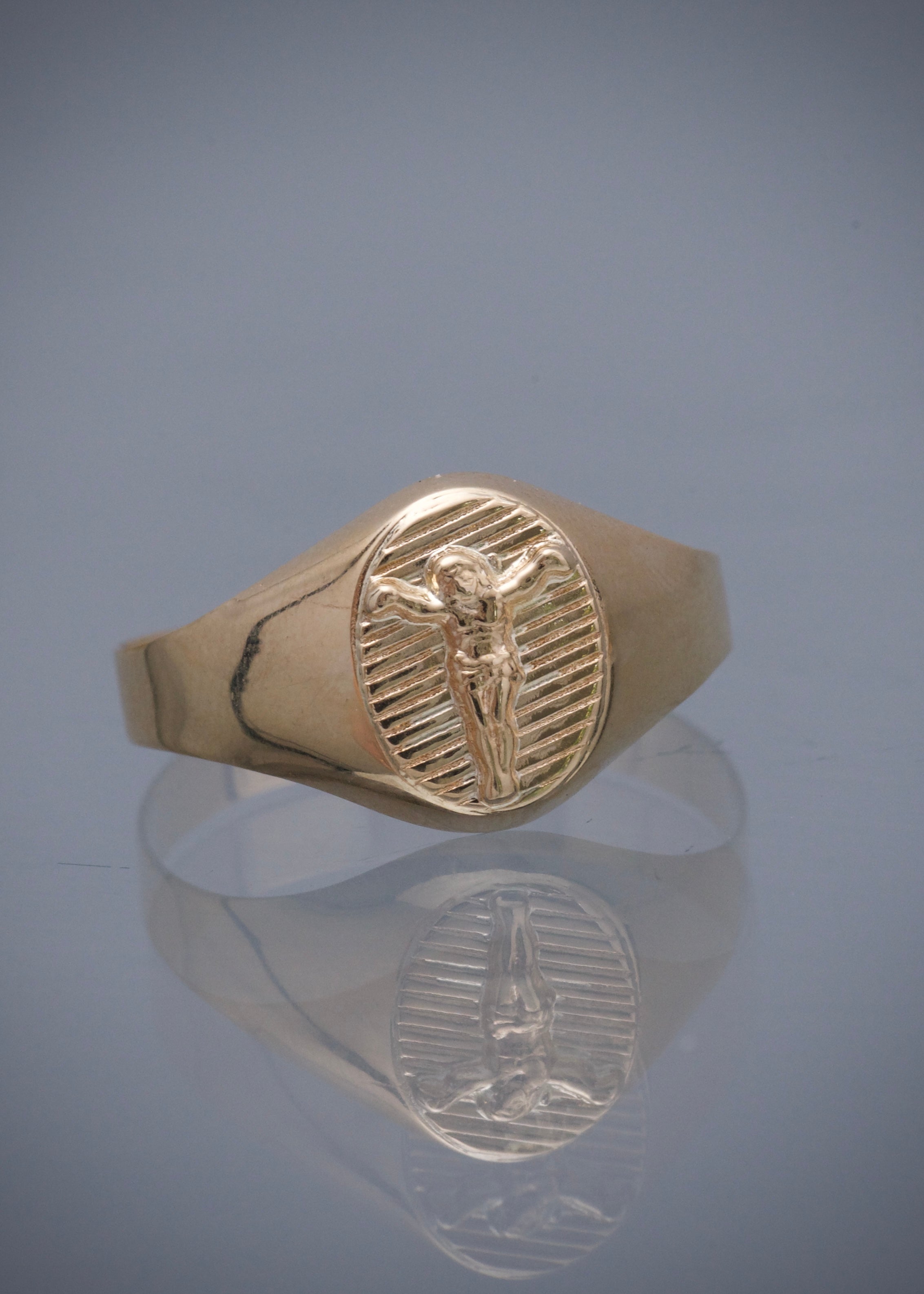 Anillo cristo 2.1gr / Talla 10 1/4 / Oro Amarillo Nac M