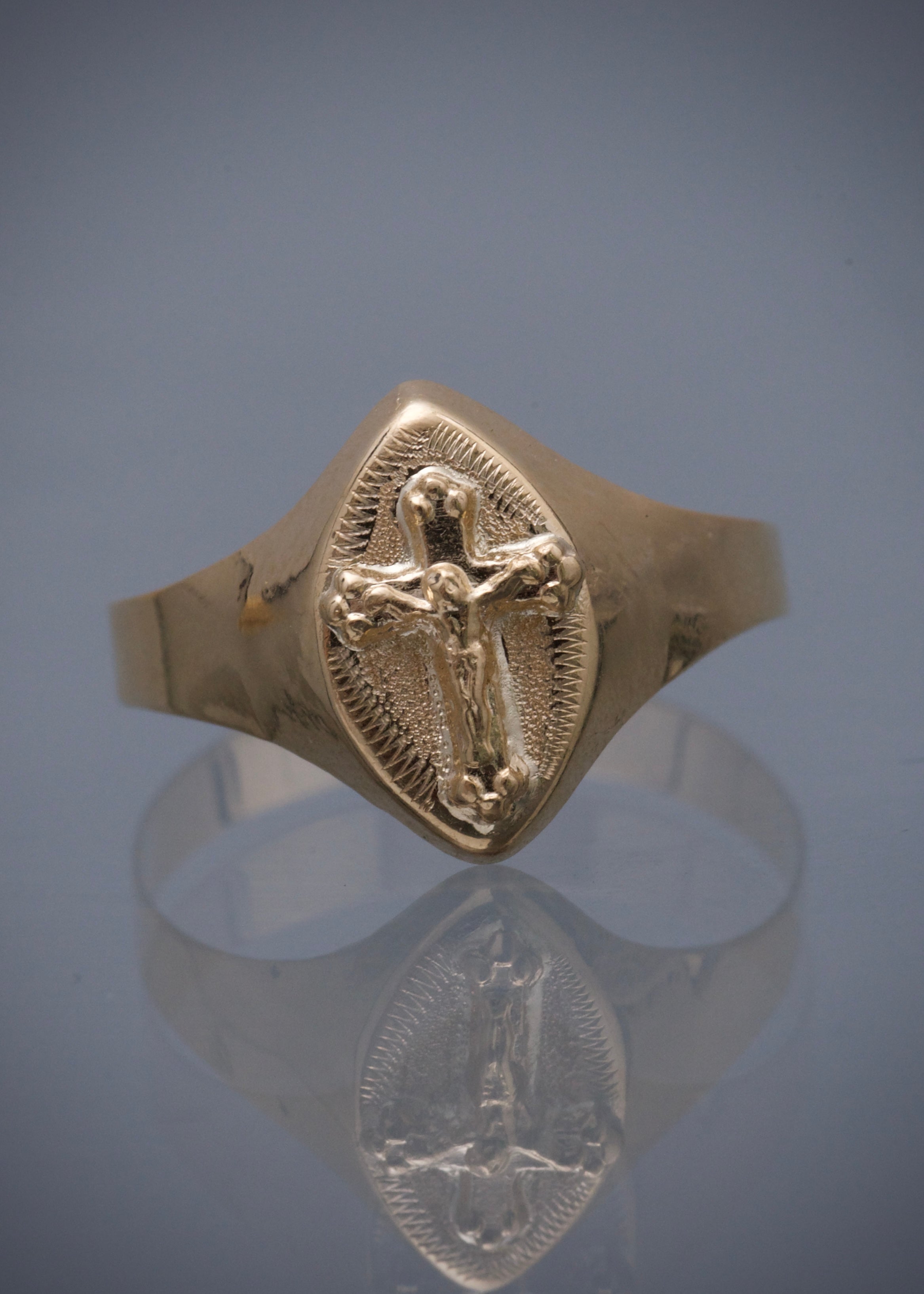 Anillo cruz con cristo 1.35gr / Talla 8 / Oro Amarillo Nac M