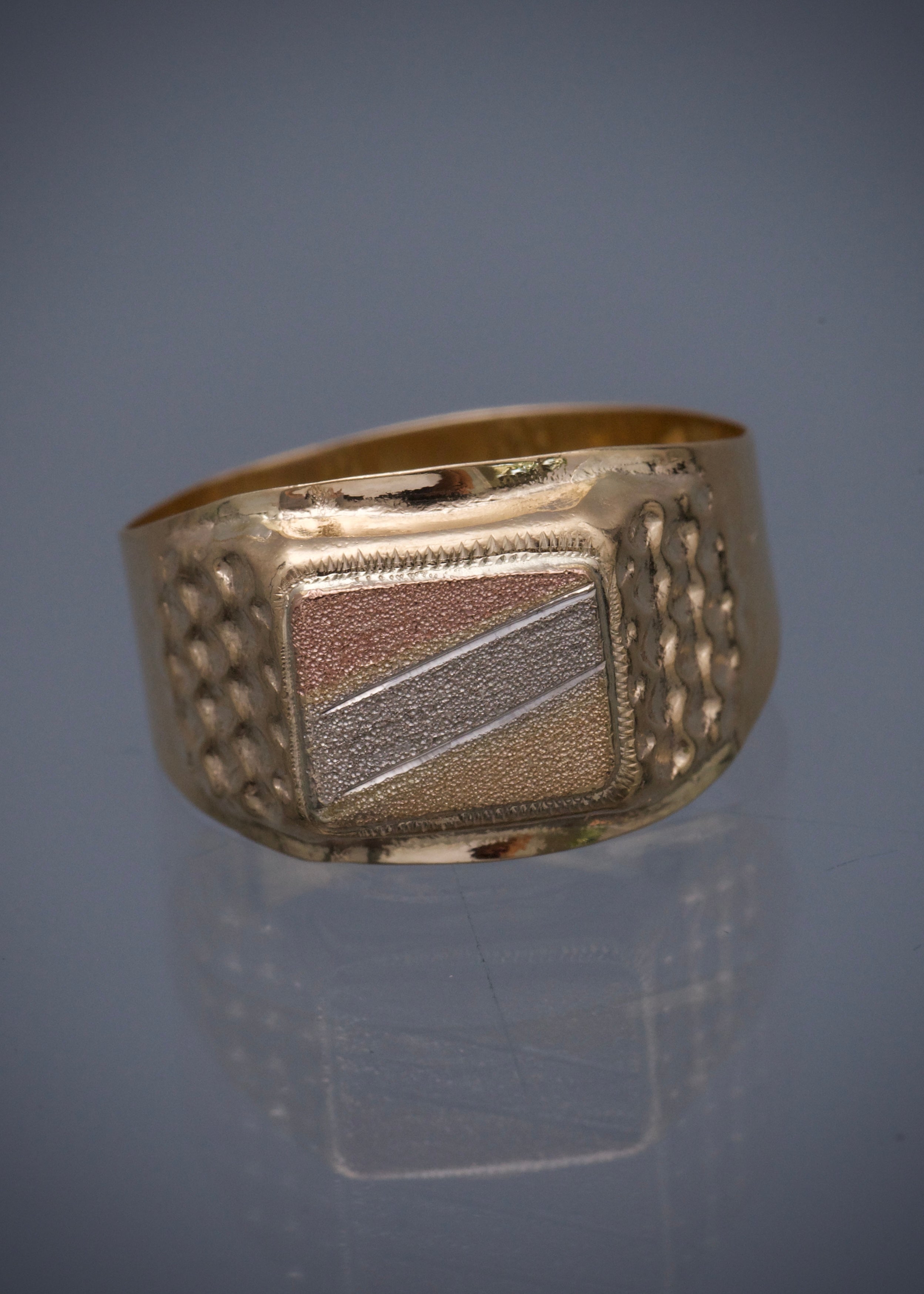 Anillo cuadrado 3.35gr / Talla 10 3/4 / Tres Oros Nac P