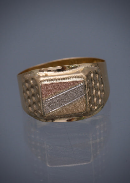 Anillo cuadrado 3.35gr / Talla 10 3/4 / Tres Oros Nac P